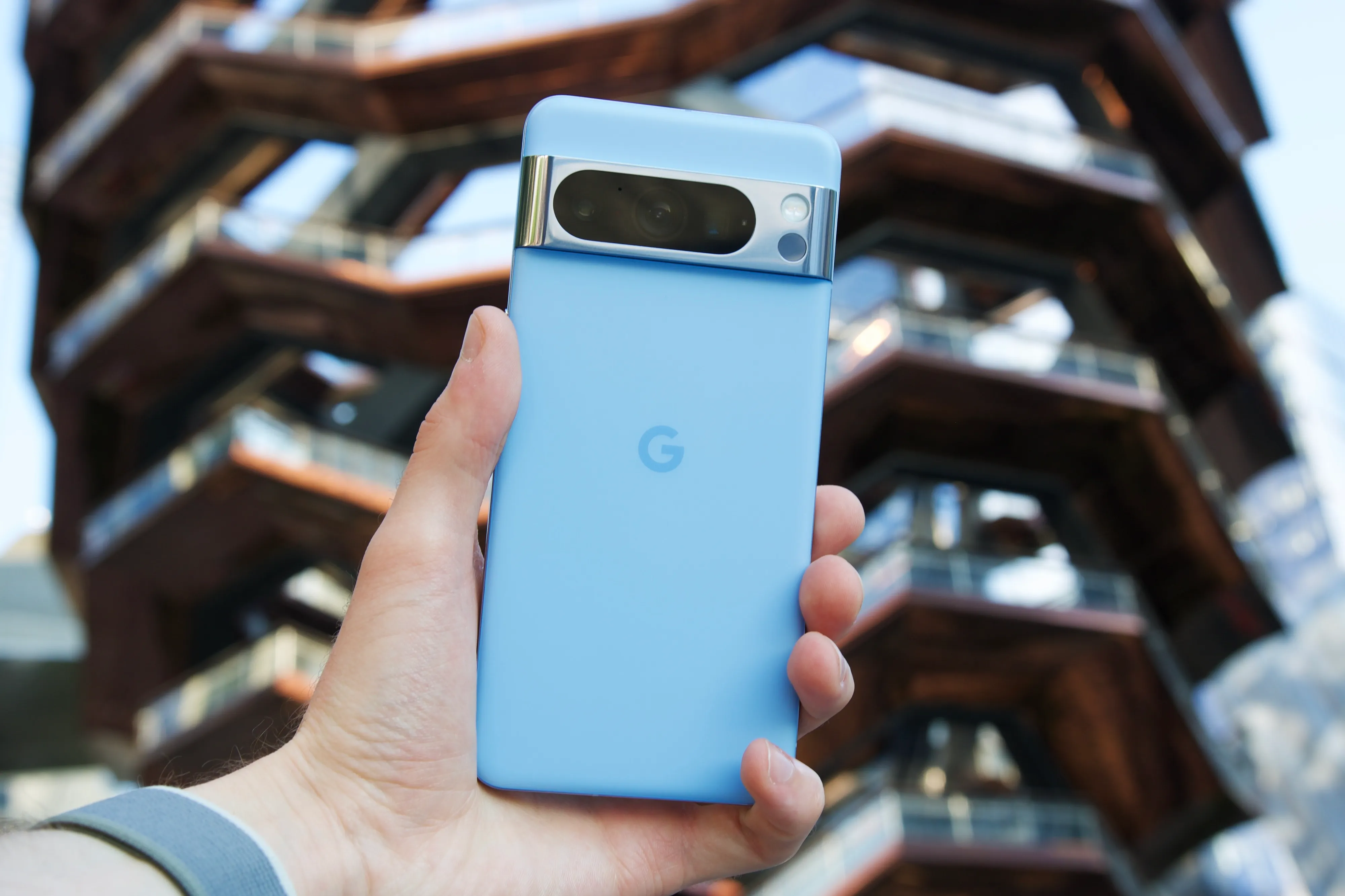 Qualcuno tiene in mano il Google Pixel 8 Pro color Bay blue.