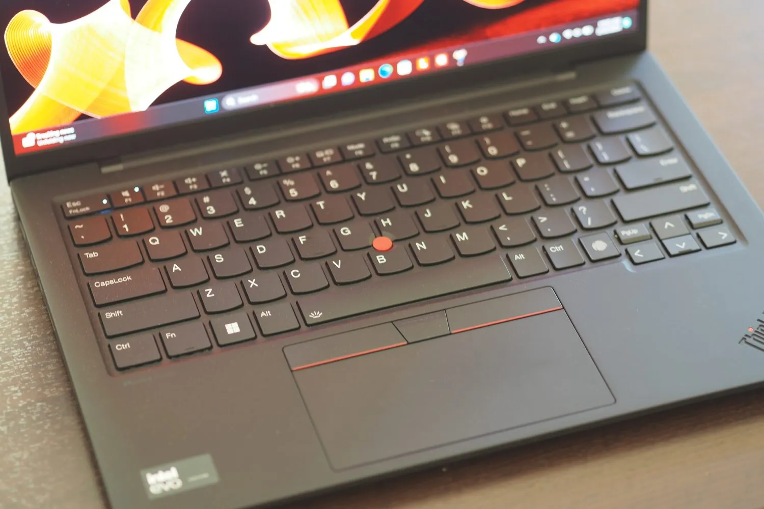 Lenovo ThinkPad X1 Carbon Gen 12 vista dall'alto che mostra la tastiera.