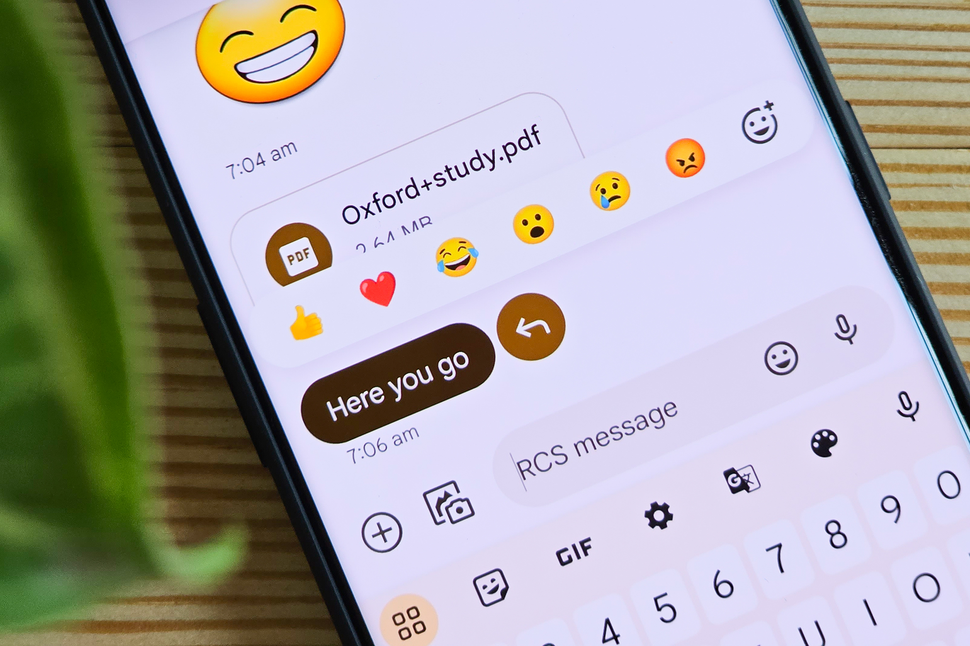 在 OnePlus 11 上运行的 Google Messages 上的 Emoji 反应