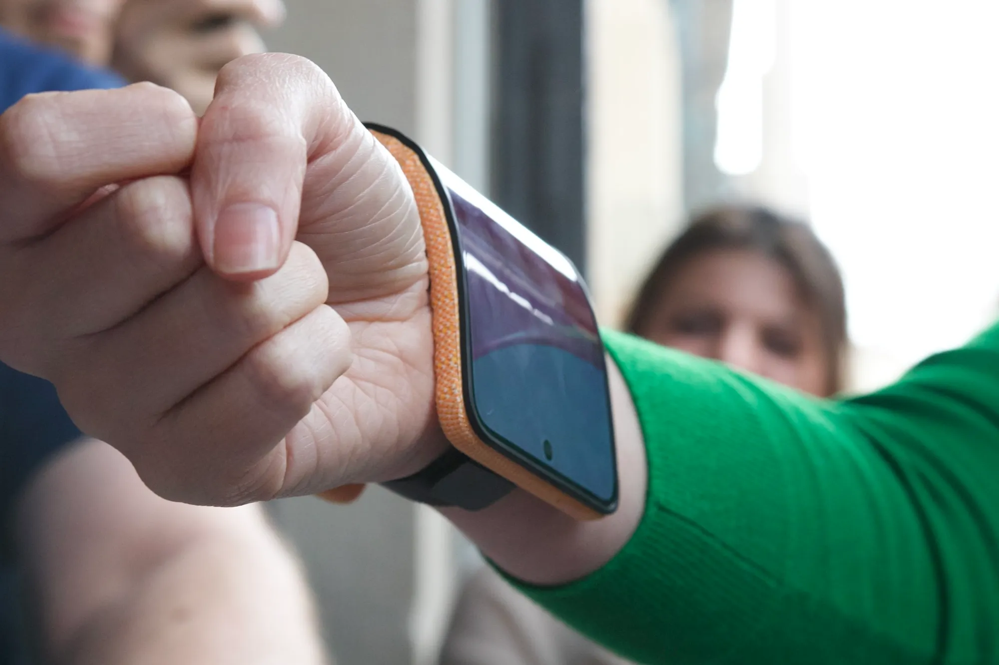 有人在手腕上佩戴 Motorola 的概念折叠手机。