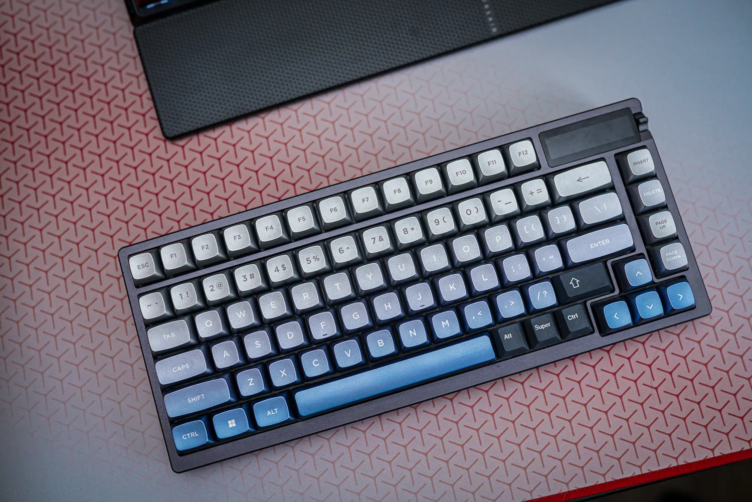 Os keycaps Corsair Steel Azure instalados em um teclado Asus ROG Azoth.