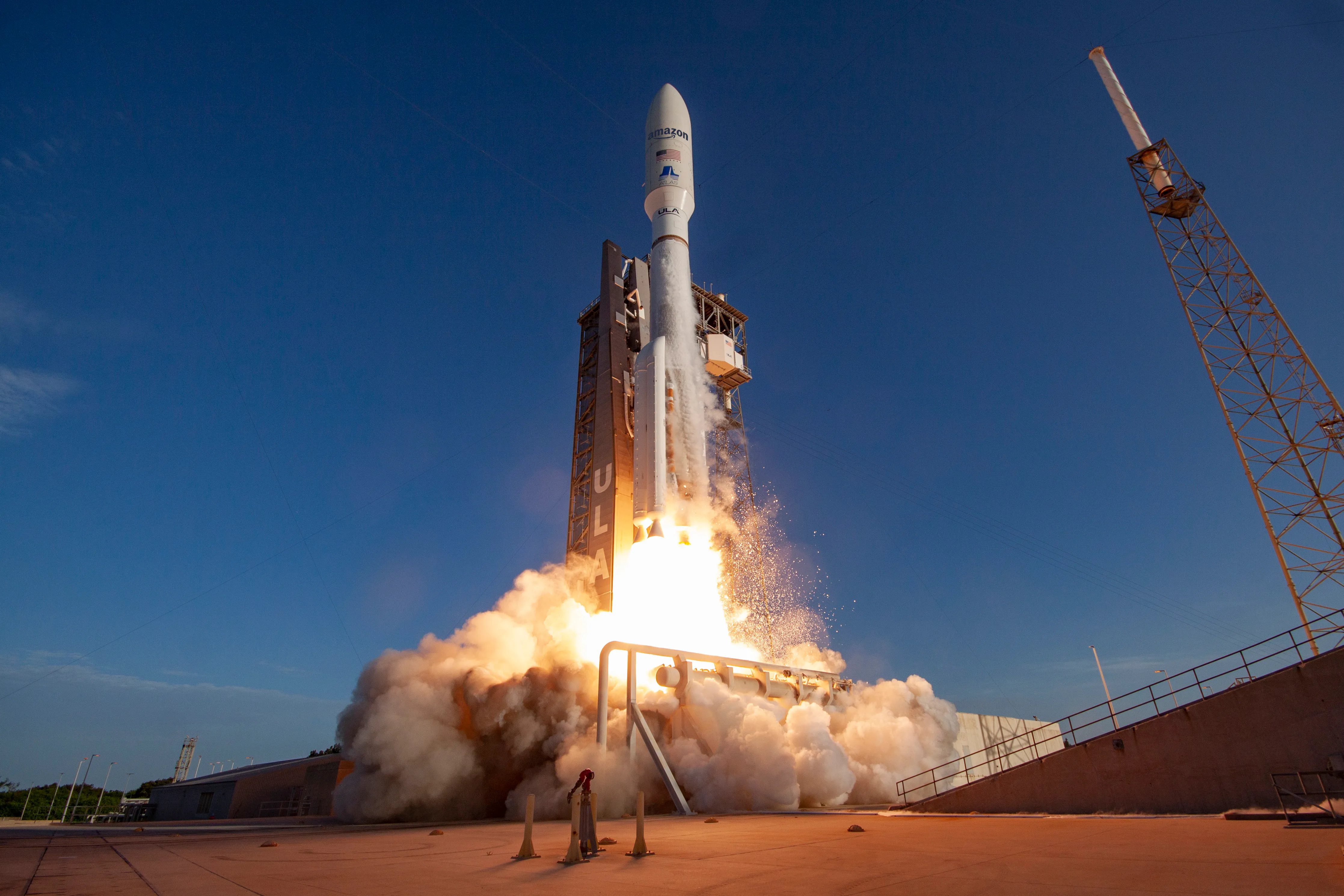 Брендинг Amazon на ракете ULA Atlas V