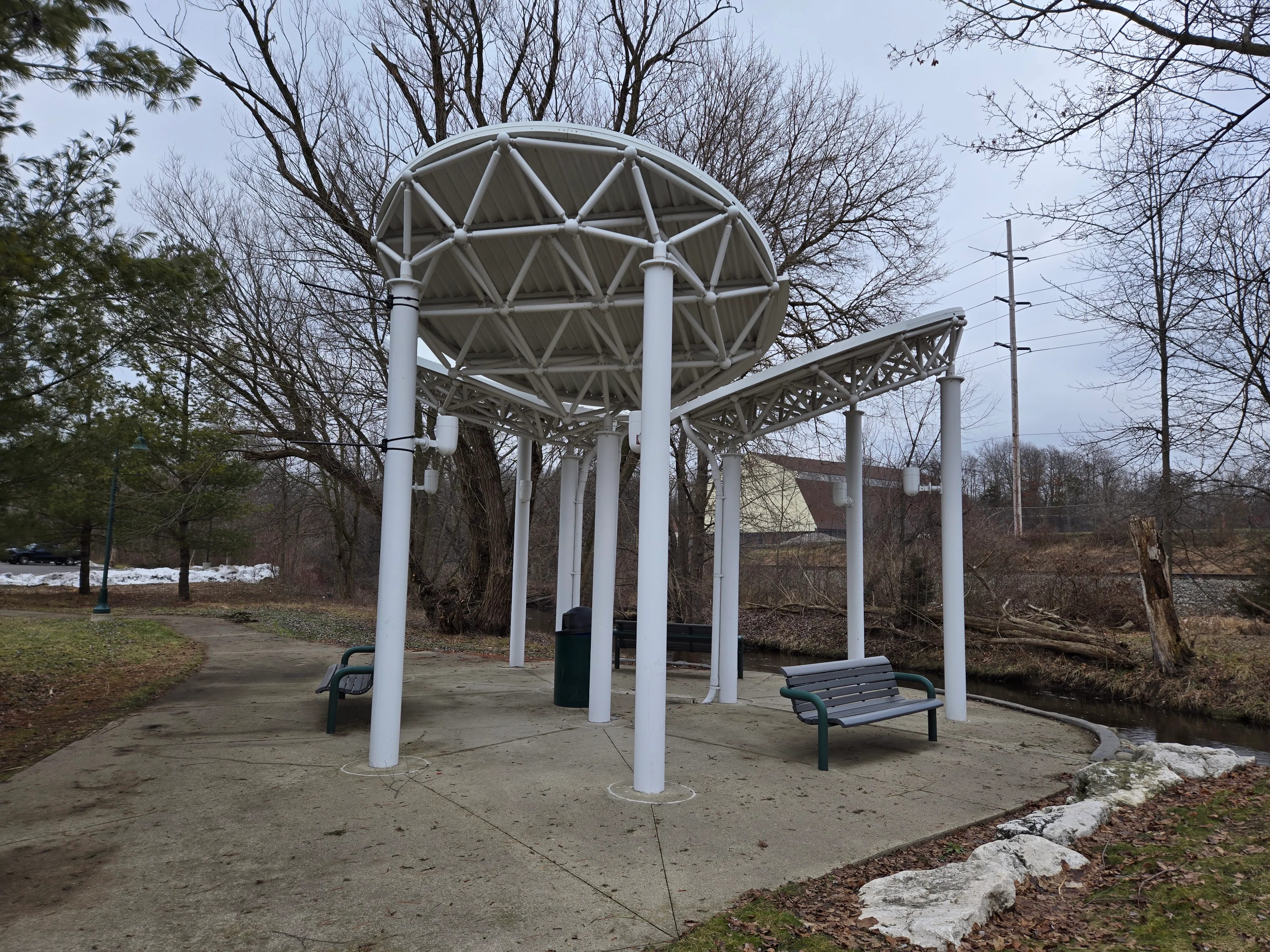 Uma foto de uma estrutura em um pequeno parque.