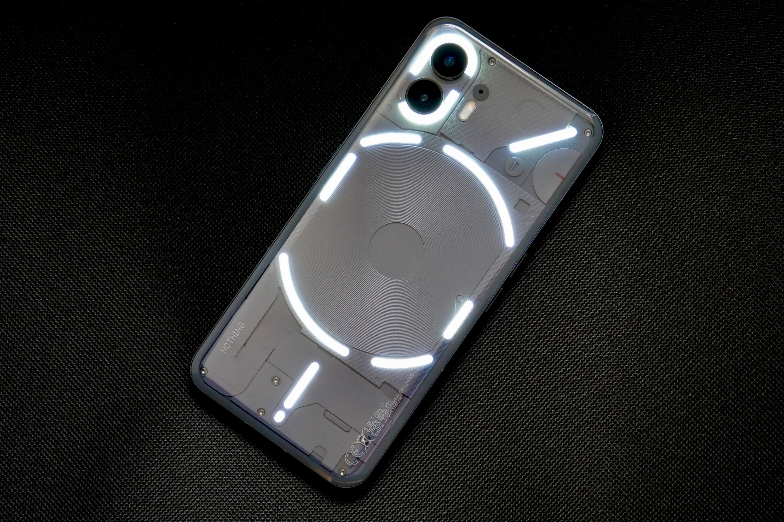 Il retro del Nothing Phone 2 con le luci attivate.