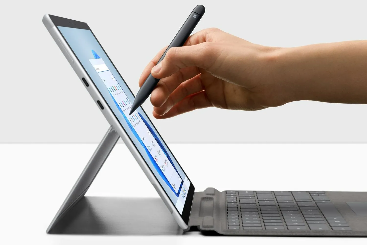 使用Surface Slim Pen 2的Surface Pro X