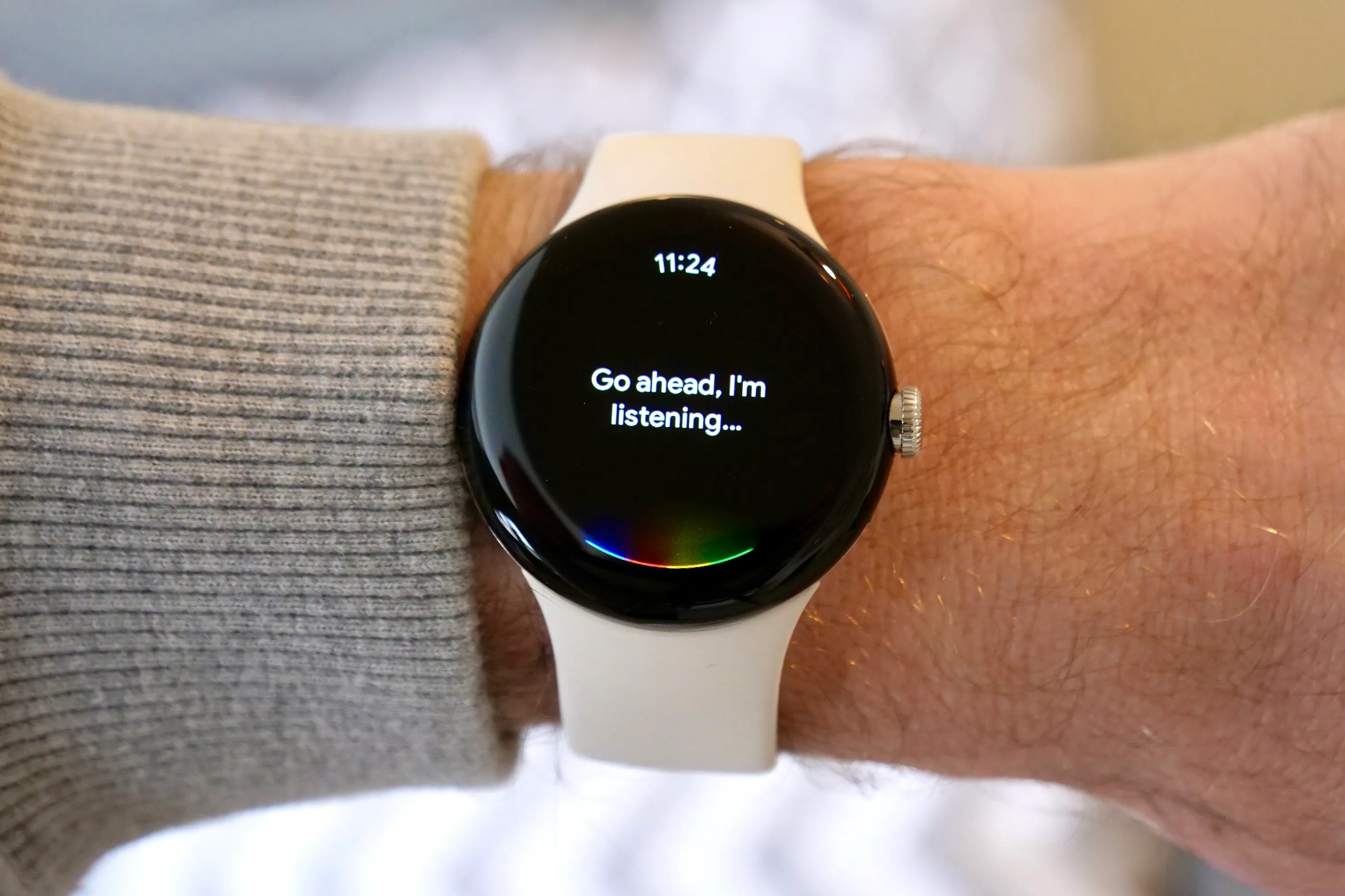 Google Assistant слушает на смарт-часах Google Pixel Watch