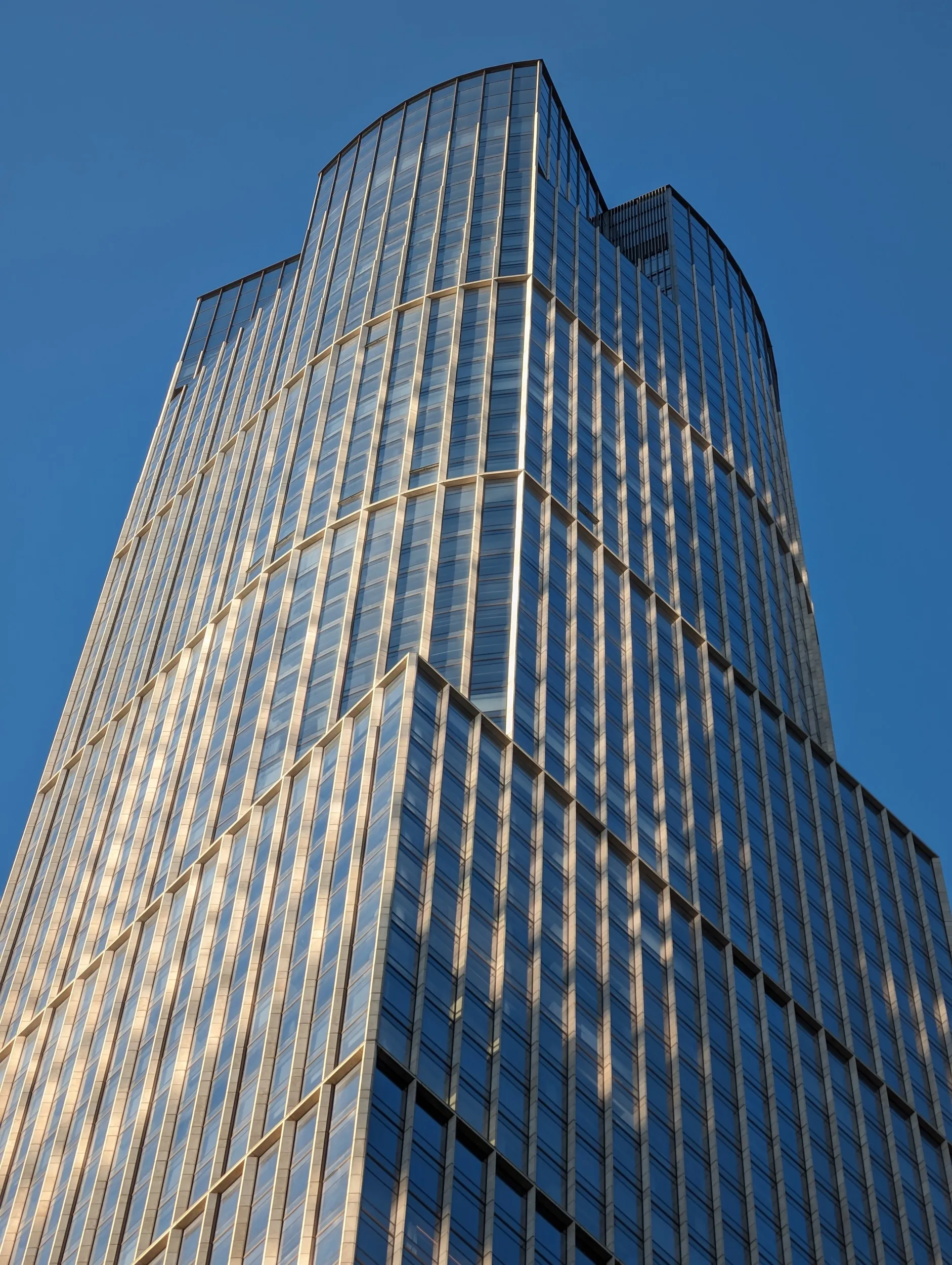 Foto di un edificio a New York, scattata con il Google Pixel 8 Pro.