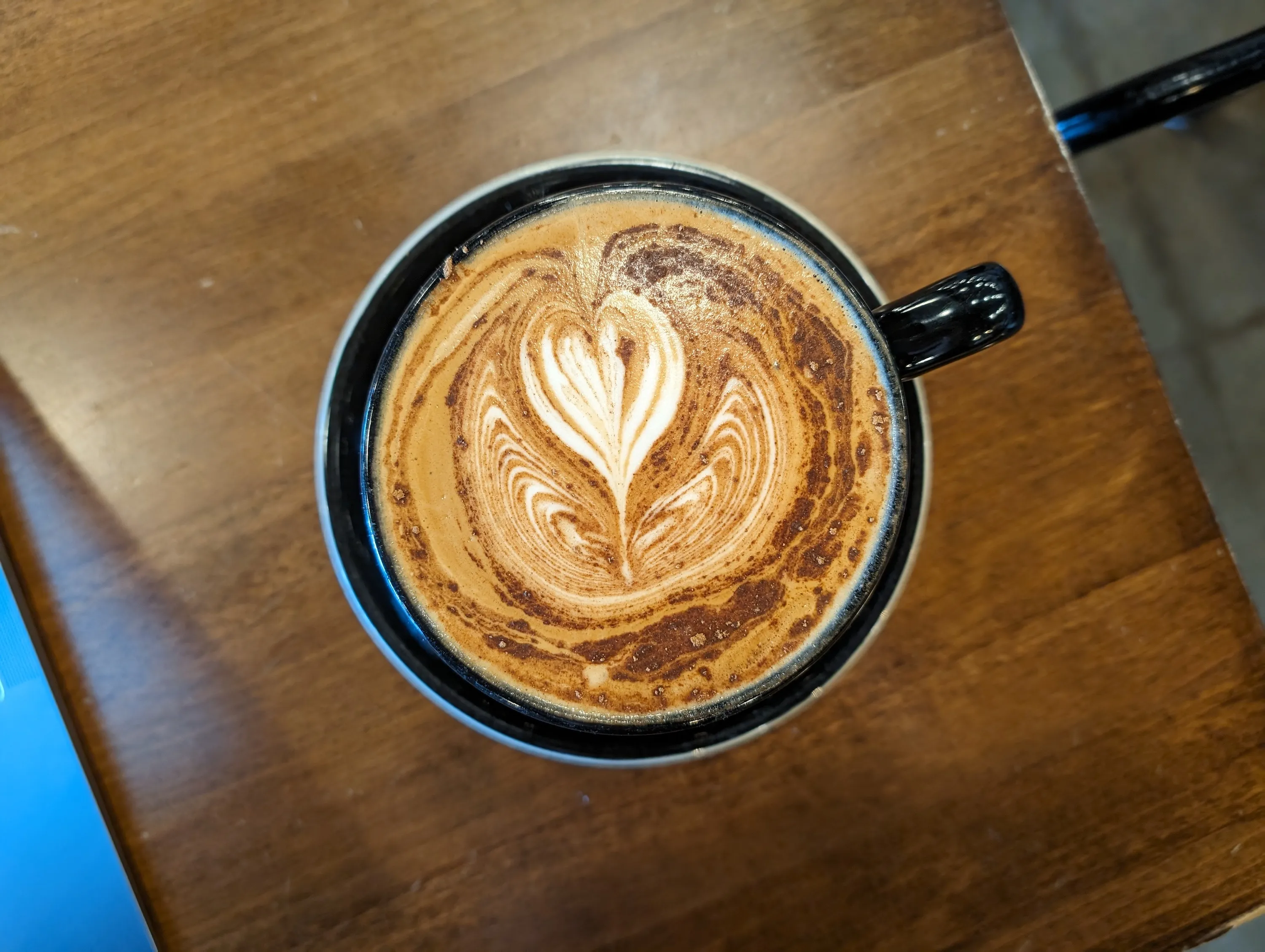 Foto di un caffè caldo con un disegno di cuore in cima, scattata con il Google Pixel 8 Pro.