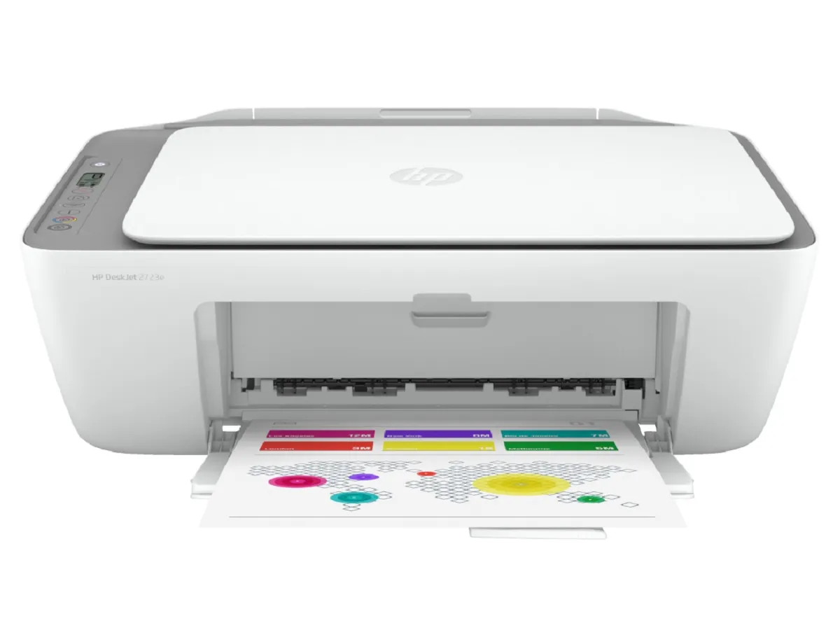 La impresora HP DeskJet 2723e todo en uno sobre un fondo blanco.