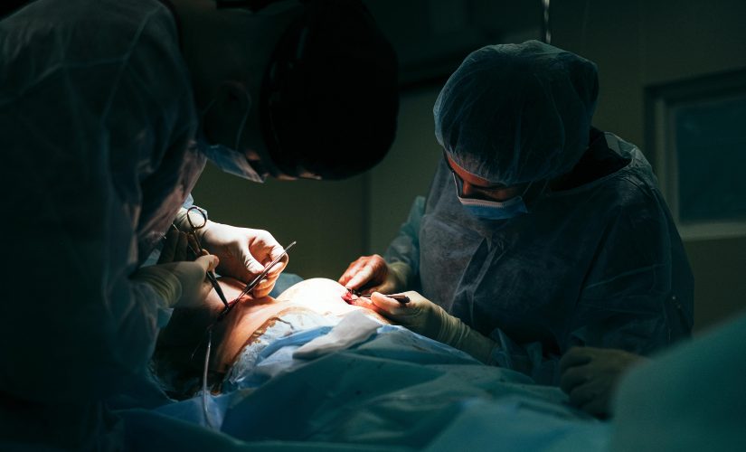 Хирурги за работой на операционном столе / Исследование Университета Пенсильвании использовало тело с мозговой смертью для подключения свиному печени
