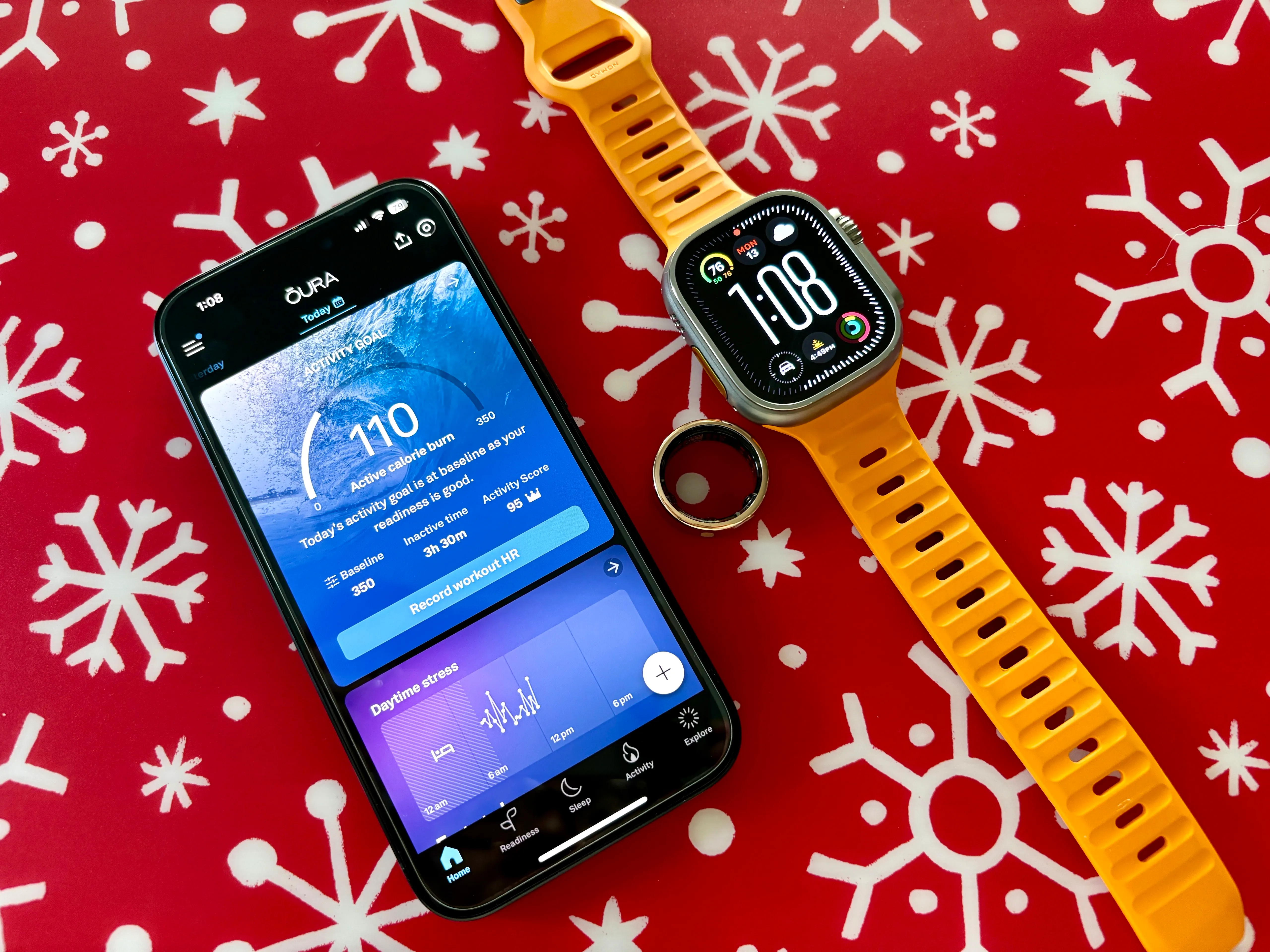 iPhone 15 Pro mostrando o app Oura, com Oura Ring e Apple Watch Ultra ao lado.