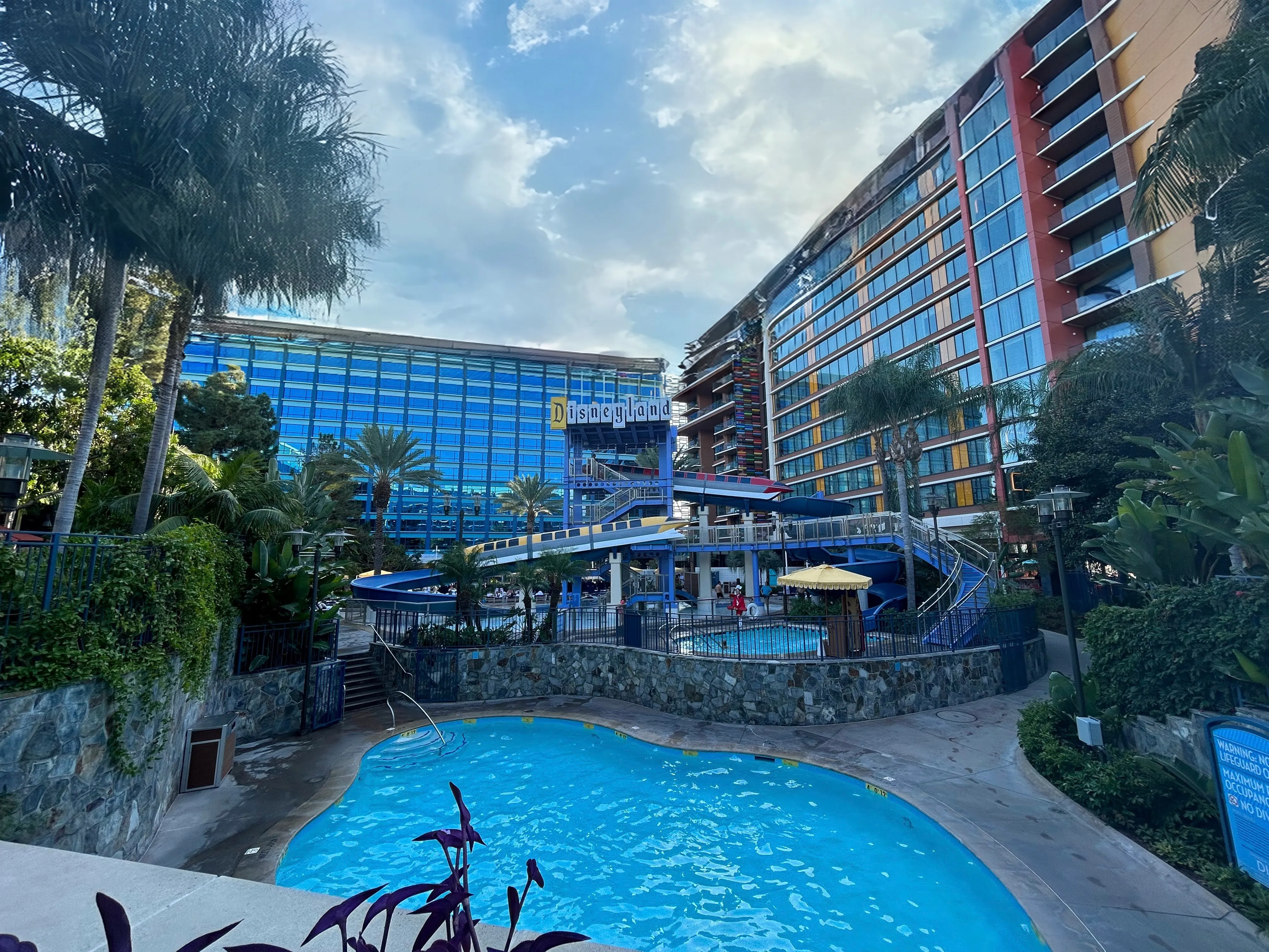 Foto da área da piscina do Disneyland Hotel editada com Magic Editor no Google Pixel 8 Pro.