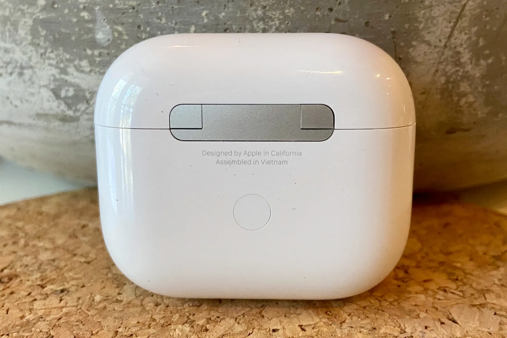 苹果AirPods 3 无线MagSafe充电盒。