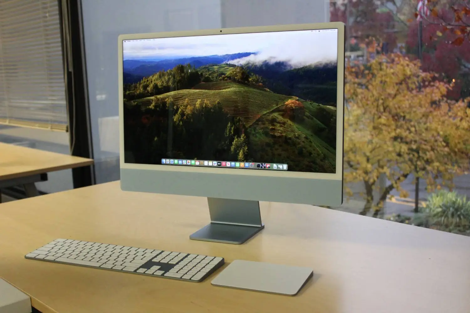 Экран iMac на столе.