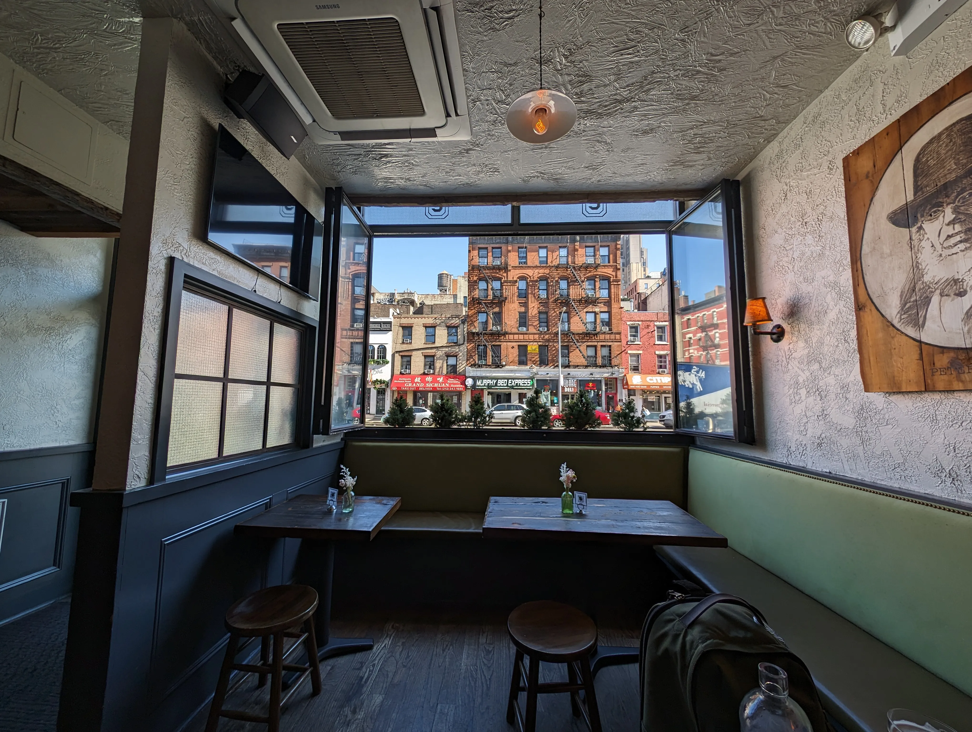 Фото ресторана в Нью-Йорке с видом из окна на здание через улицу, сделанное с помощью Google Pixel 8 Pro.
