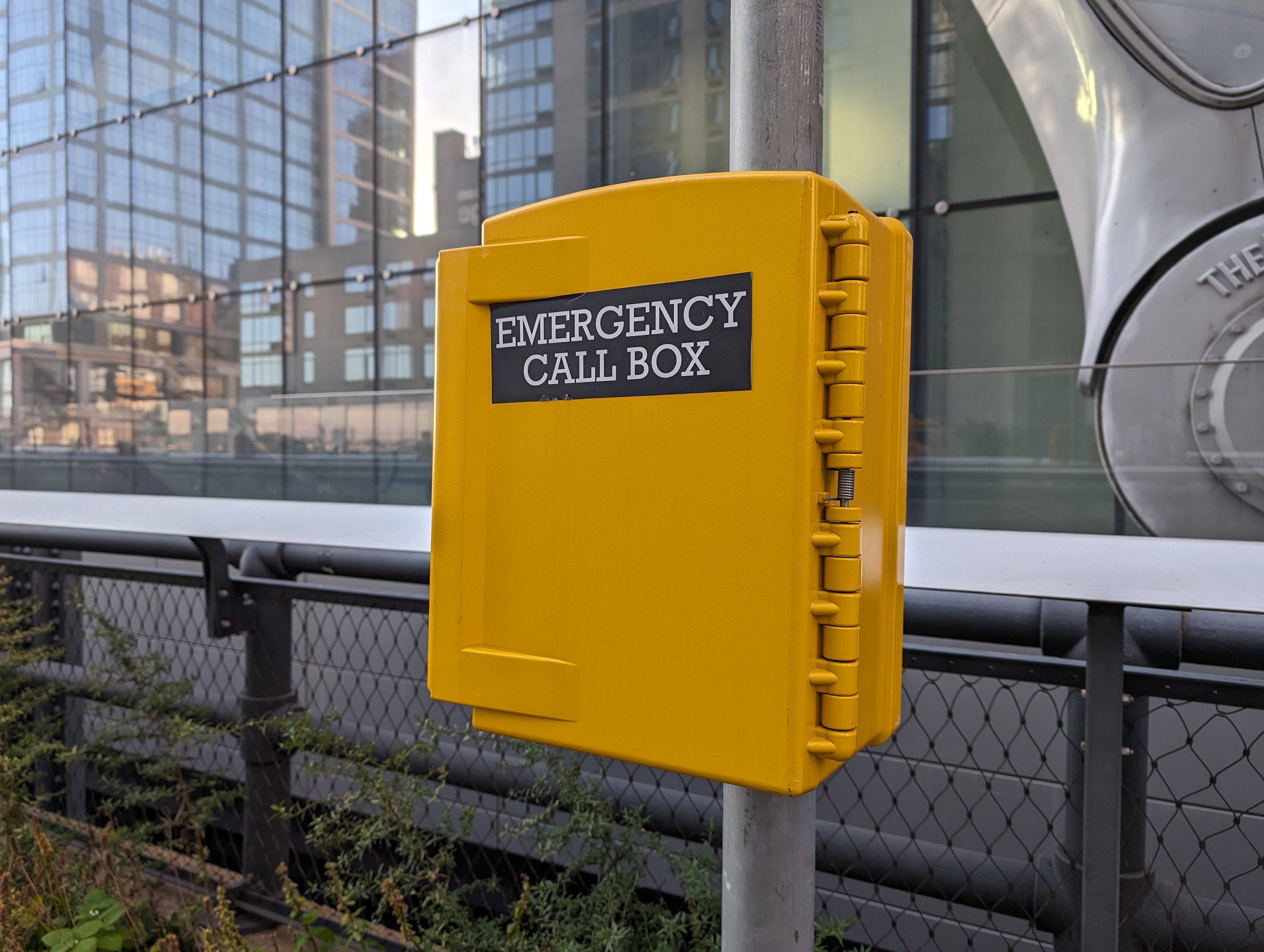 Foto di una cabina telefonica di emergenza gialla, scattata con il Google Pixel 8 Pro.