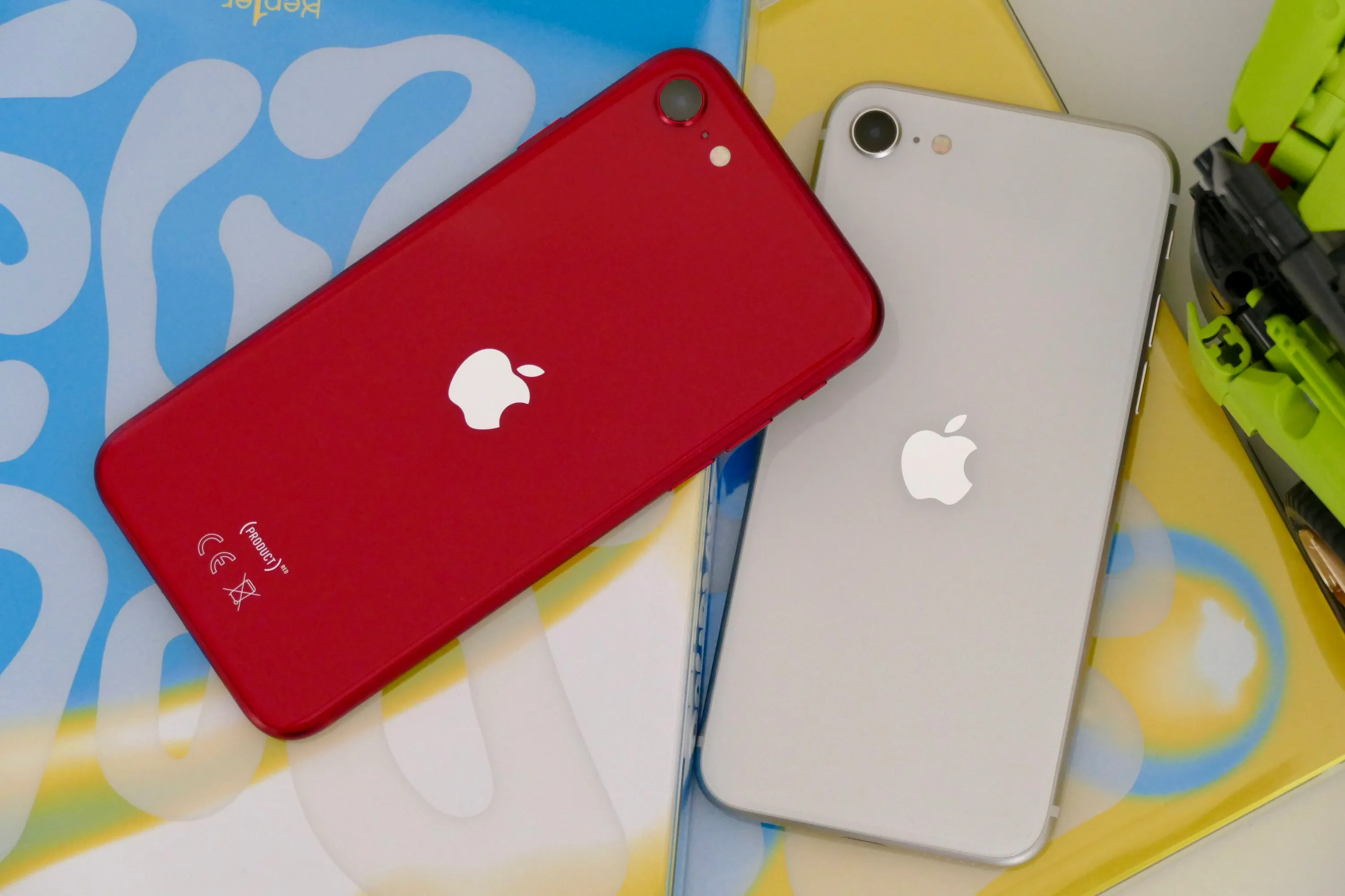 L'Apple iPhone SE (2022) e l'Apple iPhone SE (2020) insieme.