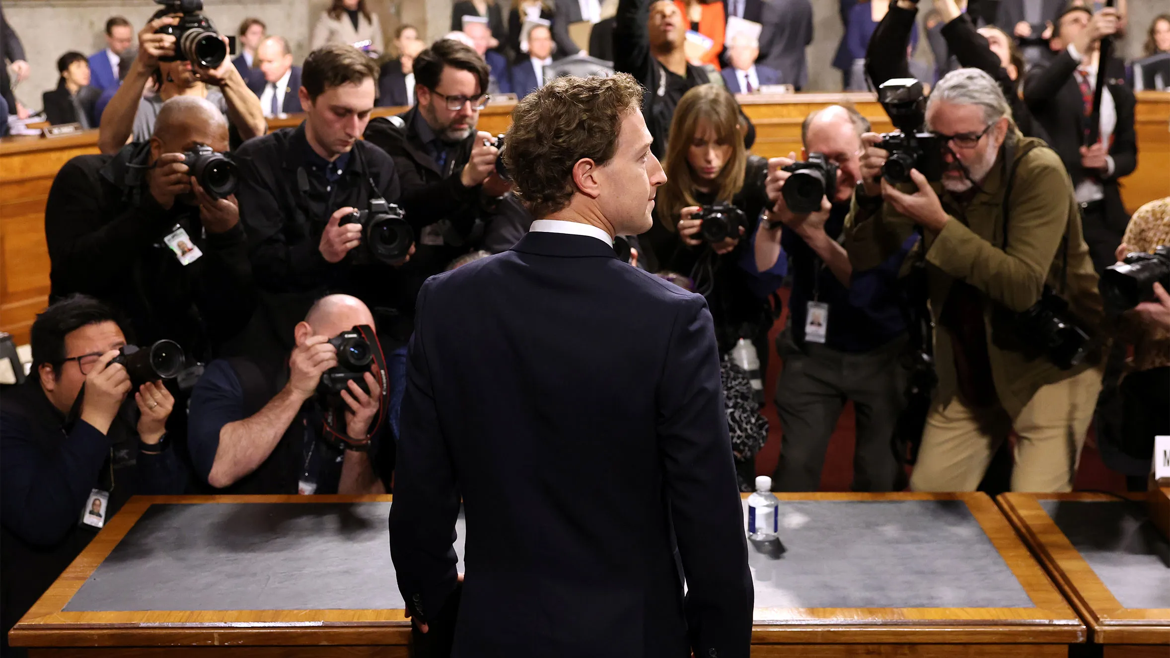 Mark Zuckerberg, Meta의 CEO,가 상원 법정위원회 청문회 중 증언