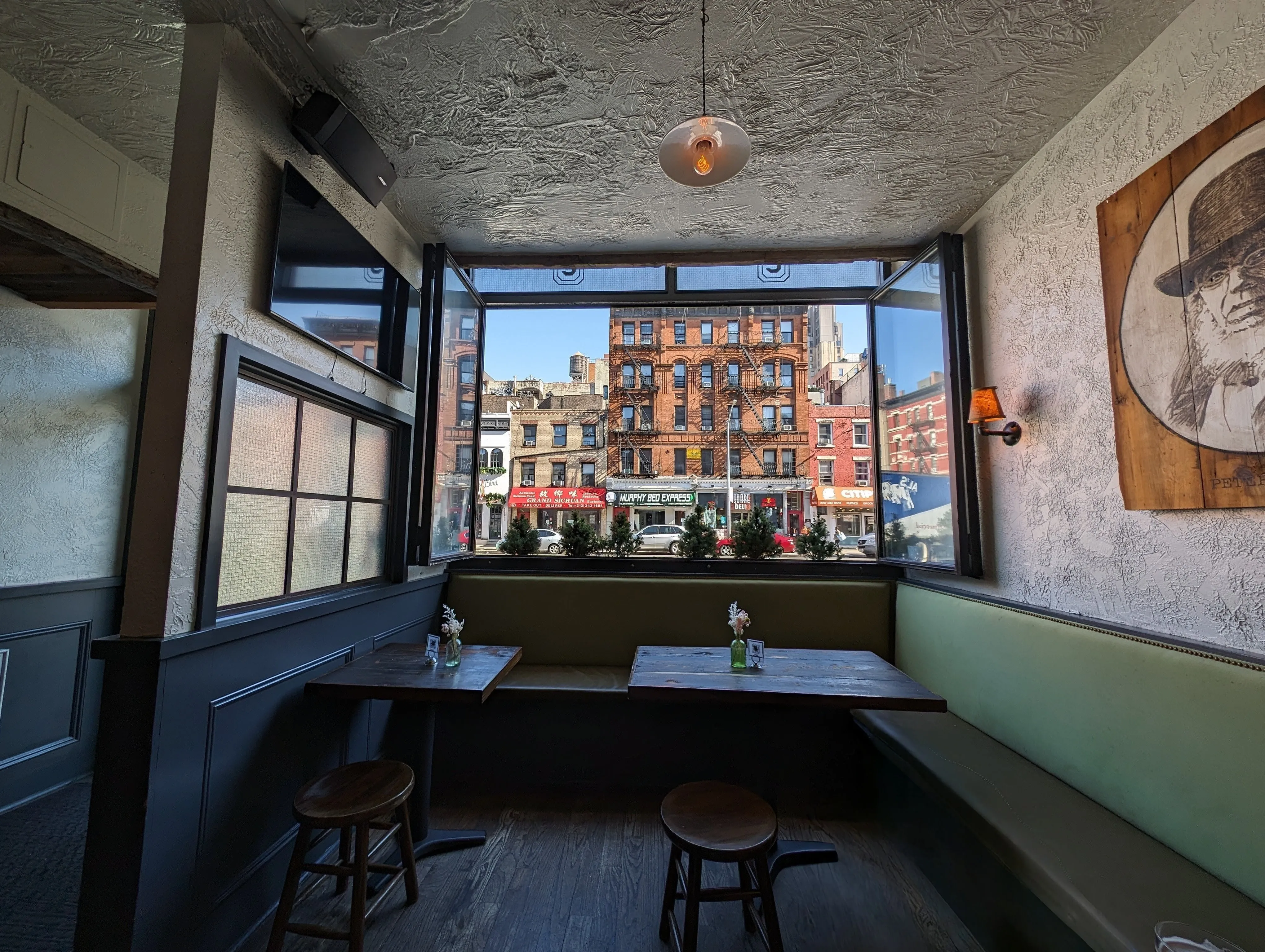 纽约市一家餐厅的照片，窗外可以看到对面街上的建筑，使用Google Pixel 8 Pro拍摄。