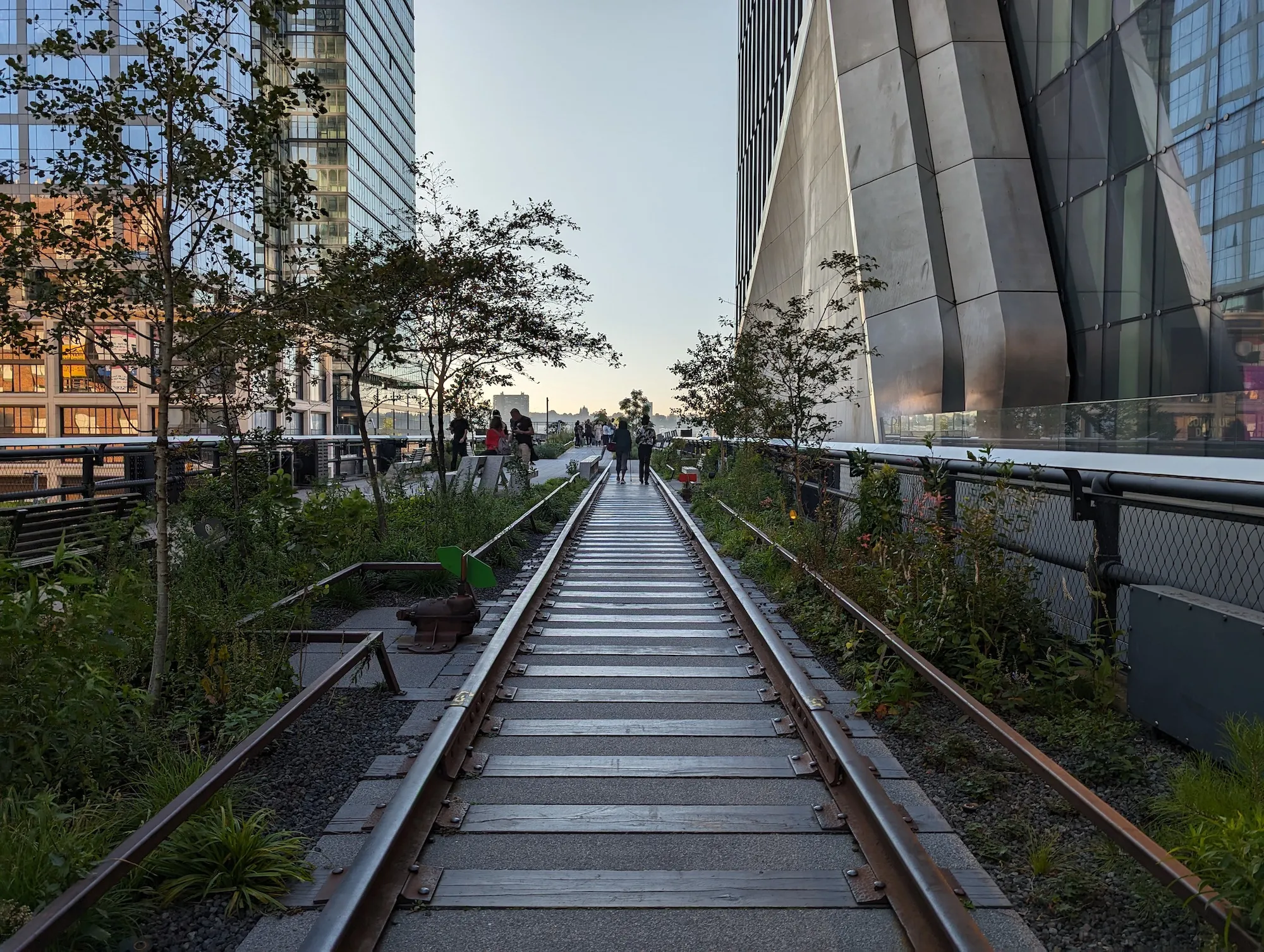 在纽约高线上的铁路的照片，使用Google Pixel 8 Pro拍摄。