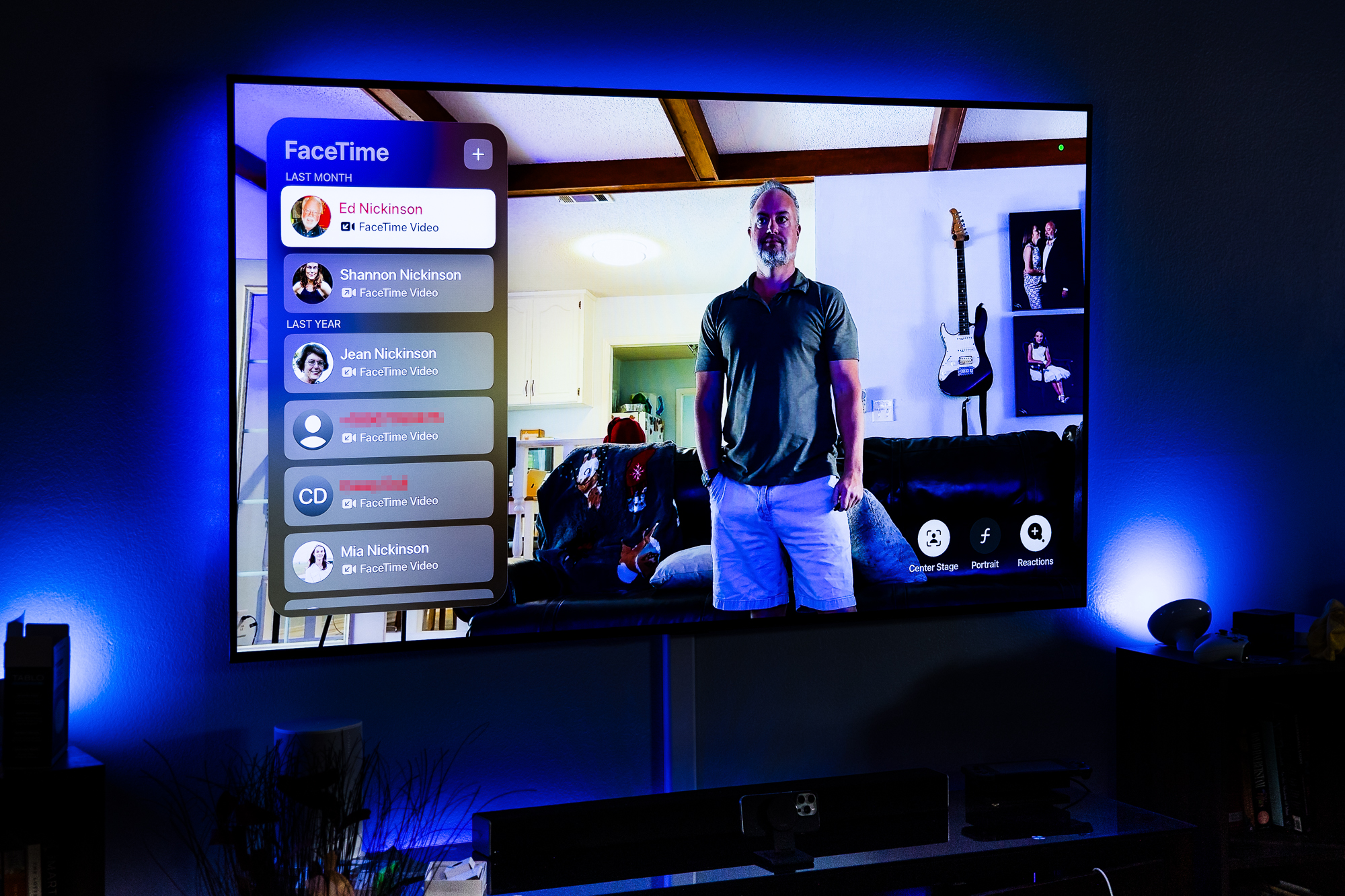 Phil Nickinson realizando una videollamada en FaceTime en el Apple TV 4K