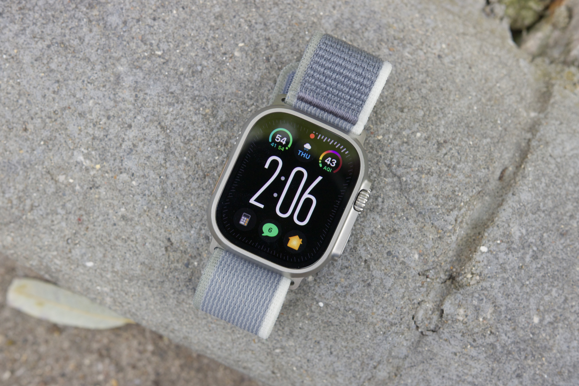 O Apple Watch Ultra 2 deitado no chão, exibindo o mostrador do relógio Modular Ultra.