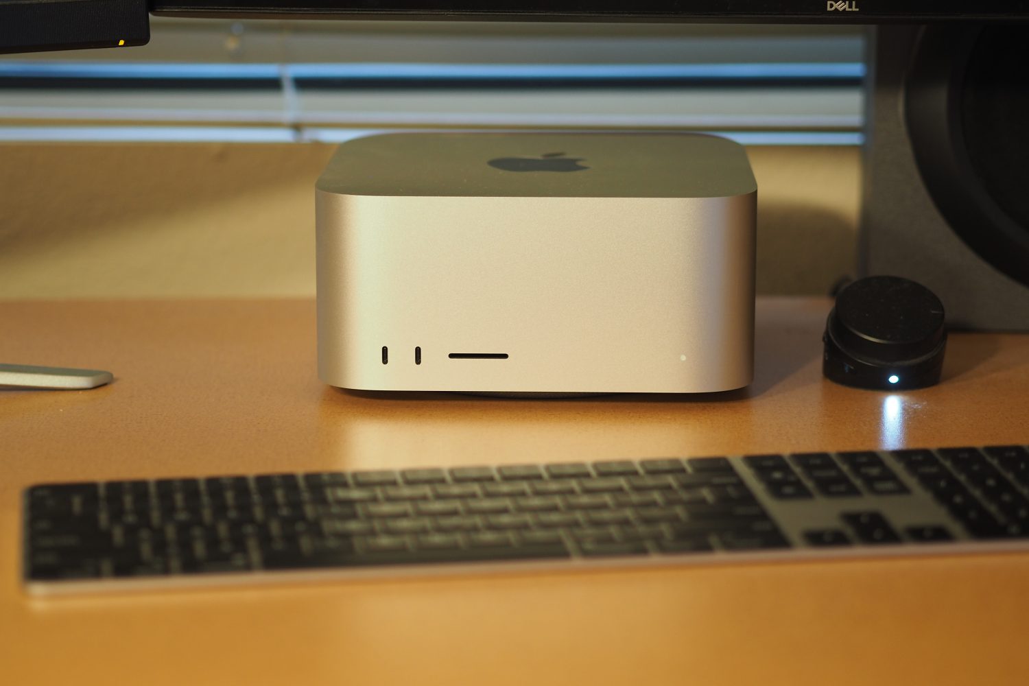 Apple Mac Studio вид спереди, показывающий порты