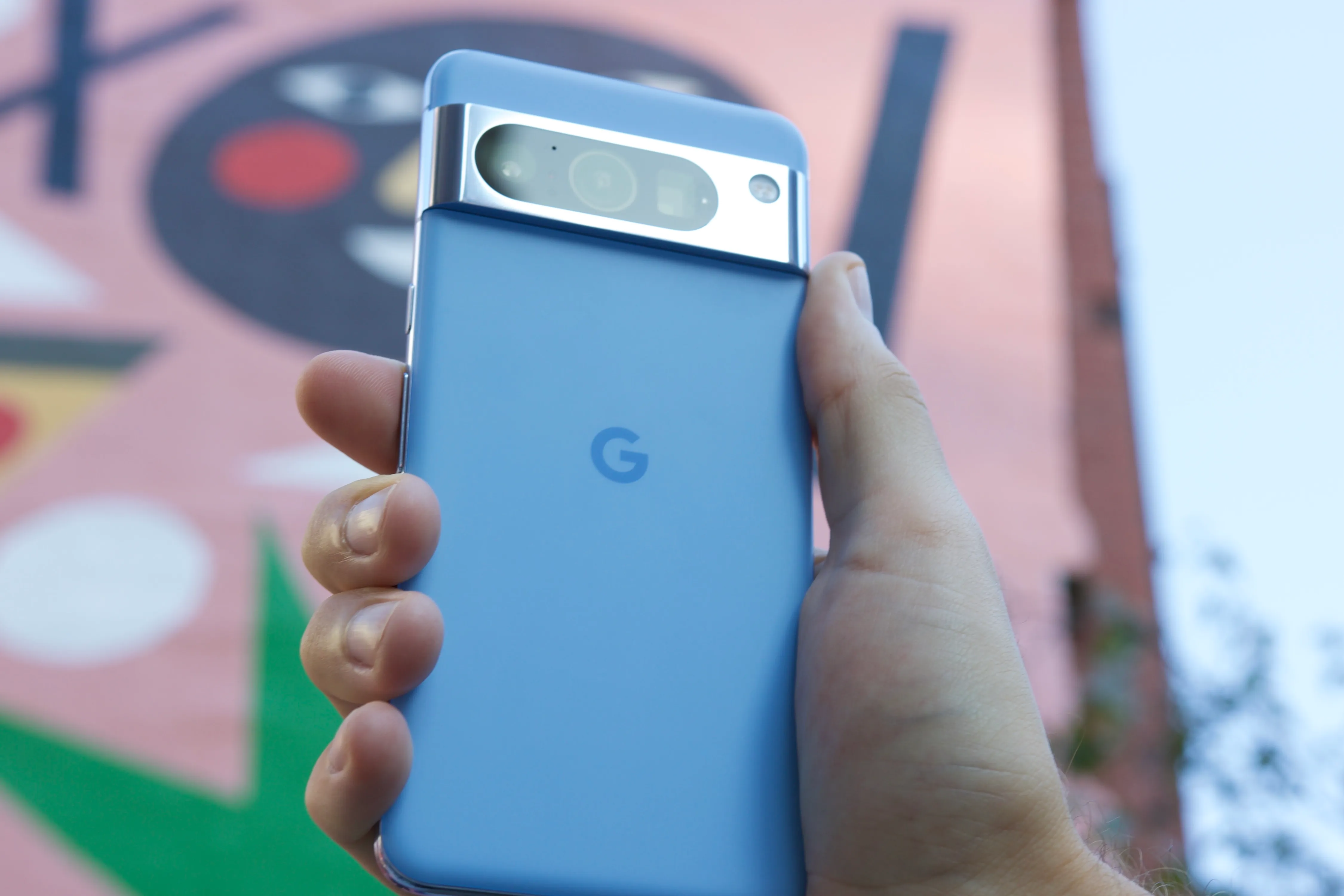 抬起蓝色 Google Pixel 8 Pro 对着太阳。