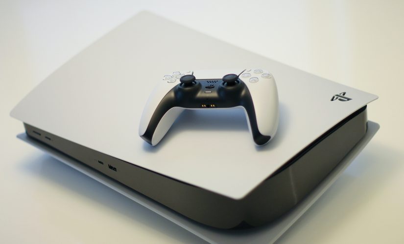 Uma foto de um console e controle do Sony Playstation 5