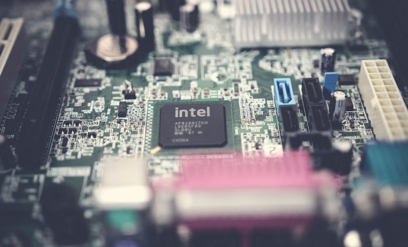 Un processore Intel all'interno di un computer