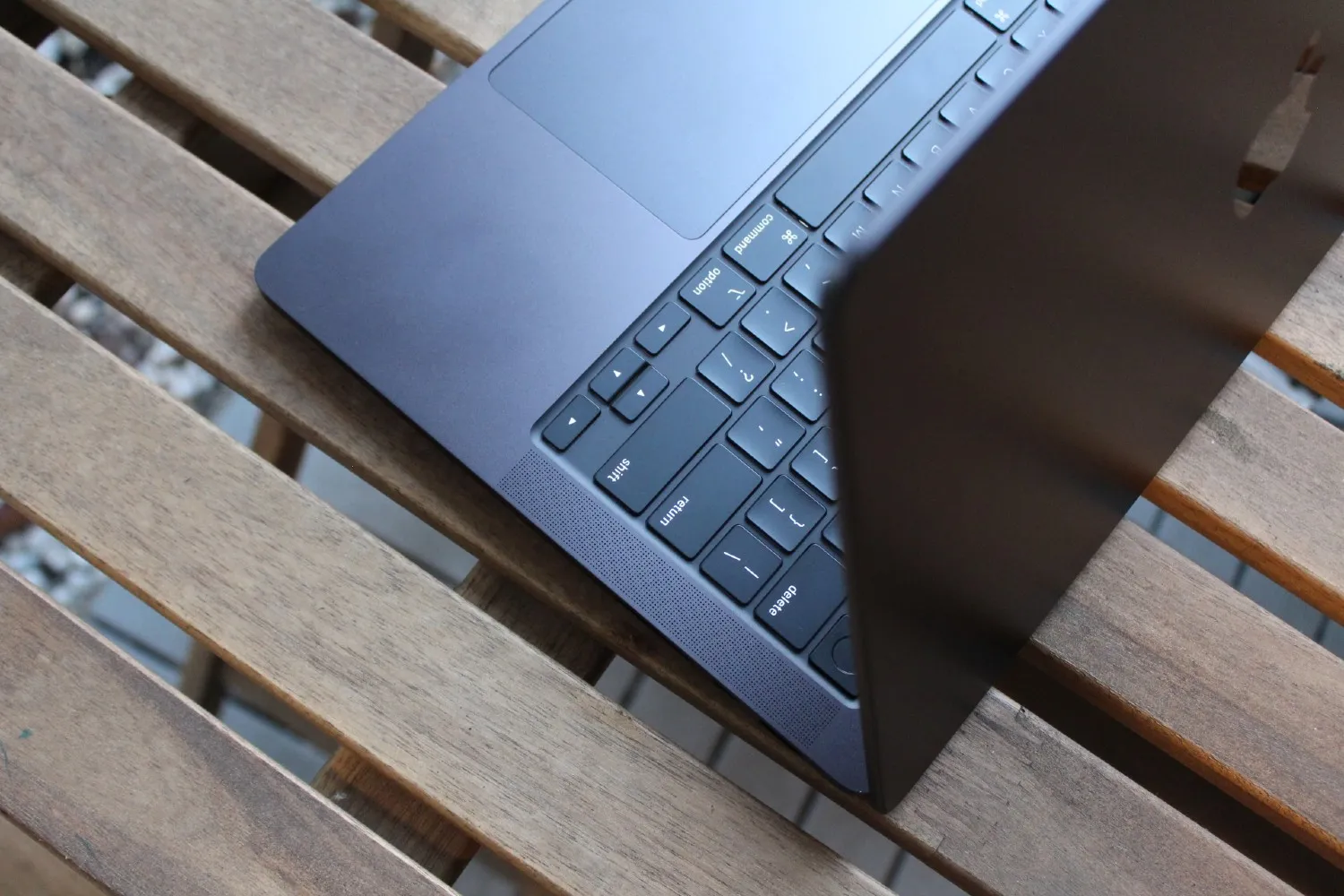 俯视MacBook Pro上的键盘和触摸板。