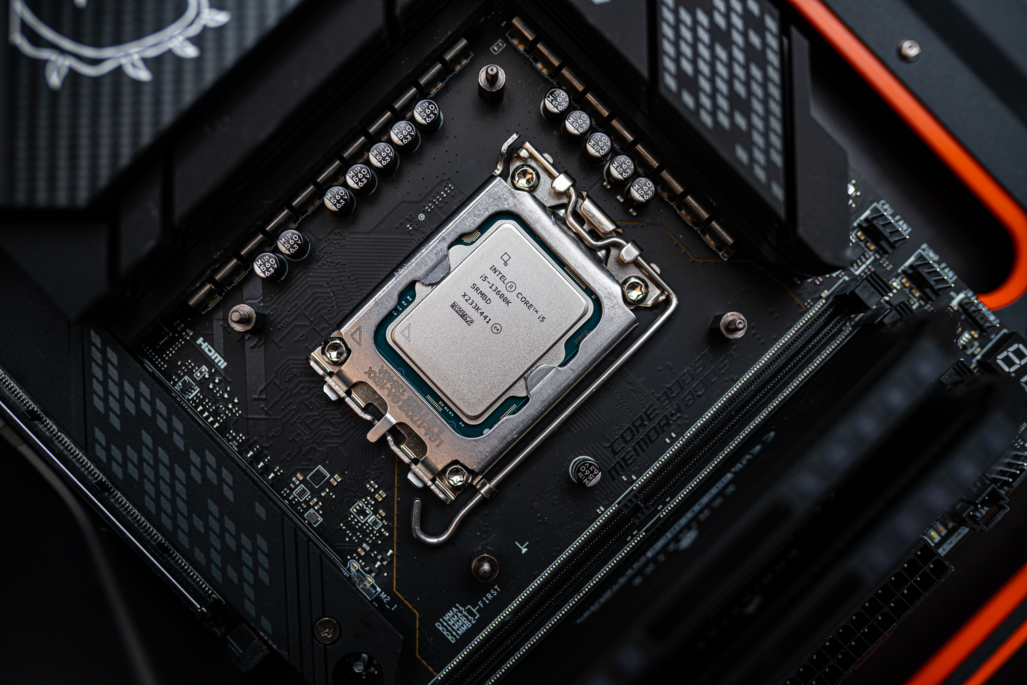 Установленный Intel Core i5-13600K на материнской плате.