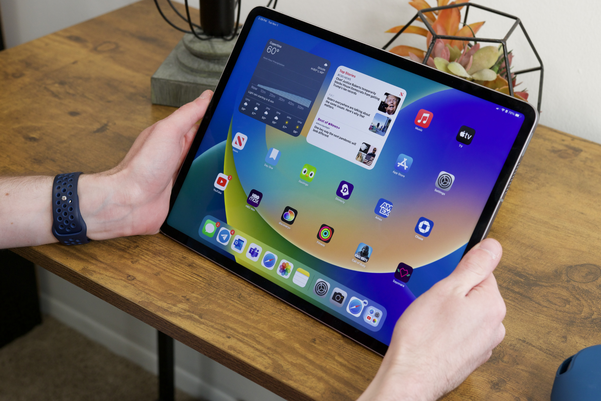 2022年手持12.9英寸iPad Pro的人。