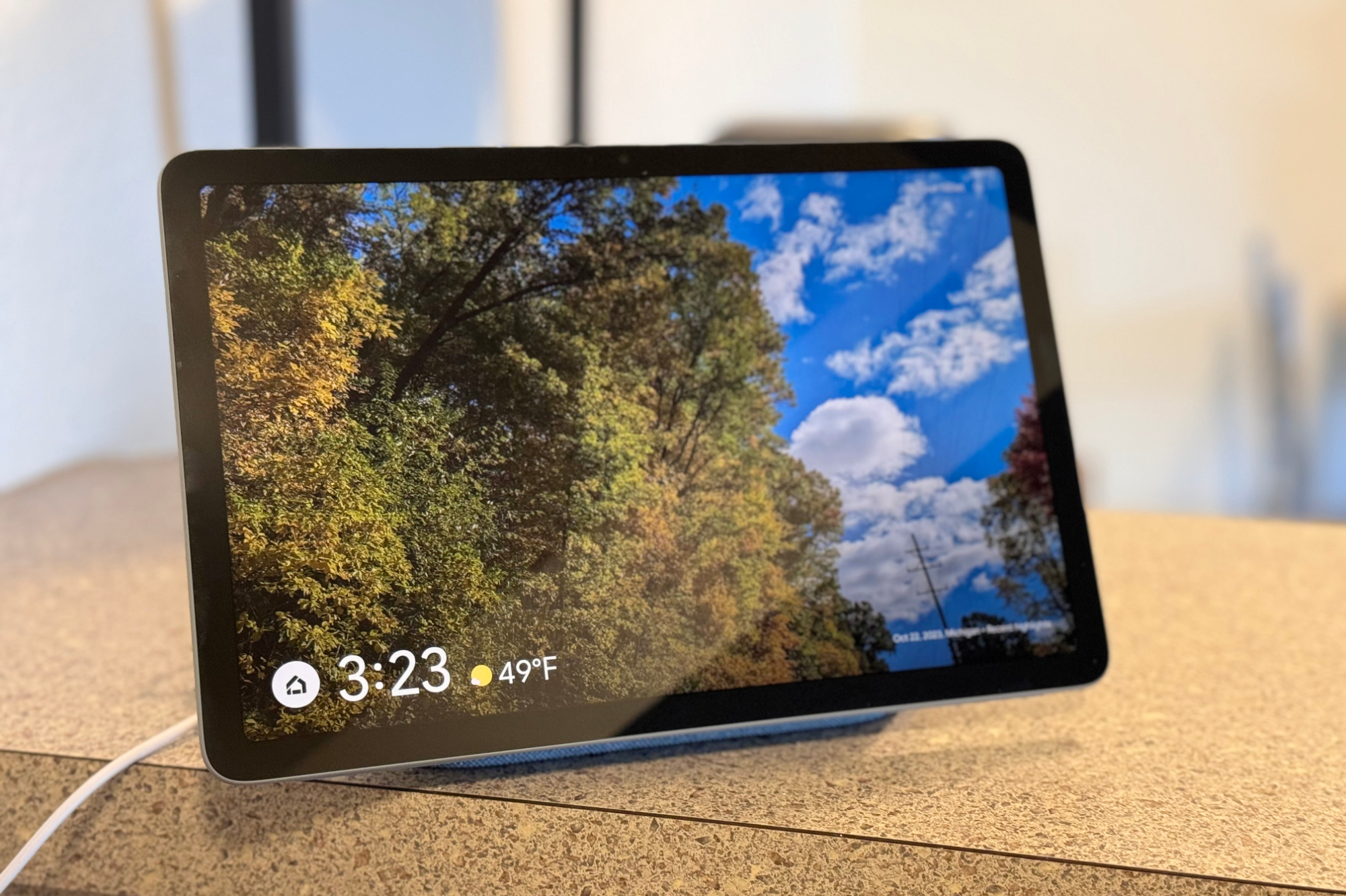 Il Google Pixel Tablet sul suo dock di ricarica.