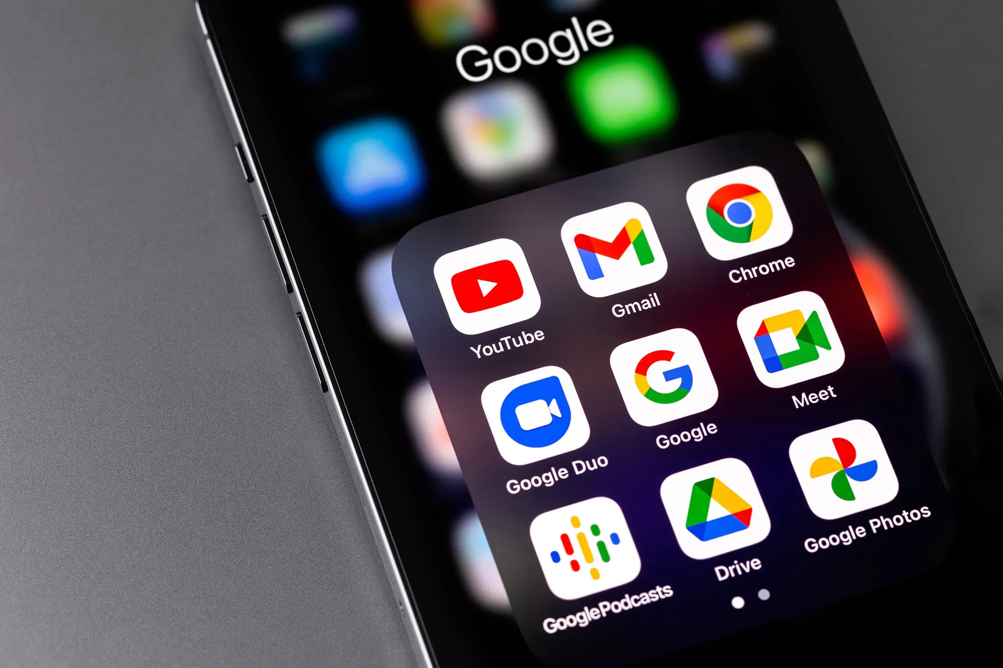 Ícones de serviços do Google (YouTube, Gmail, Chrome, Duo, Meet, Google Podcasts) no aplicativo de tela de smartphone.