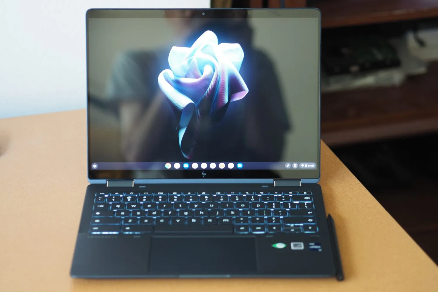 HP Elite Dragonfly Chromebook vista frontal mostrando tela e teclado.
