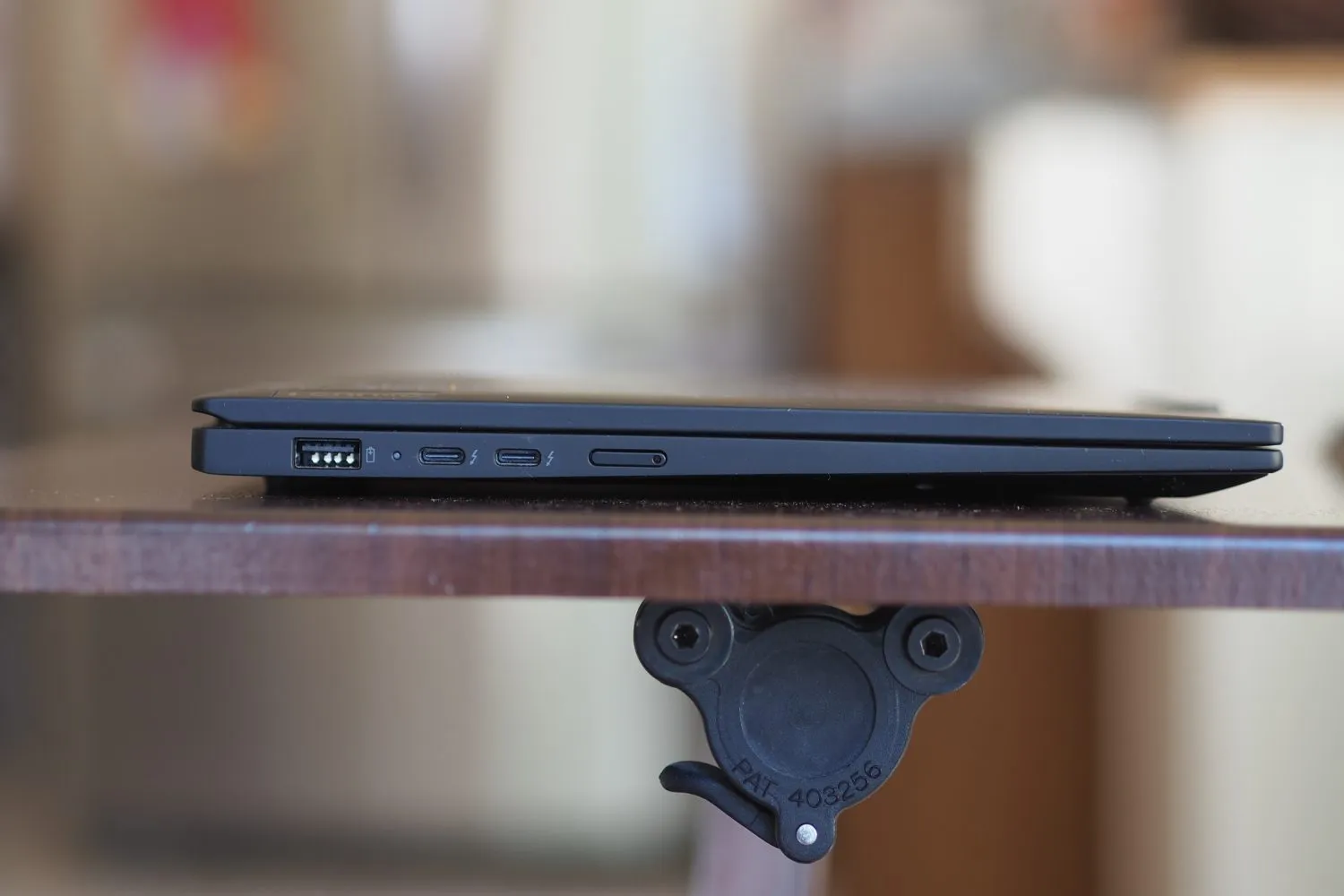 Vista laterale sinistra del Lenovo ThinkPad X1 Carbon Gen 12 che mostra le porte.