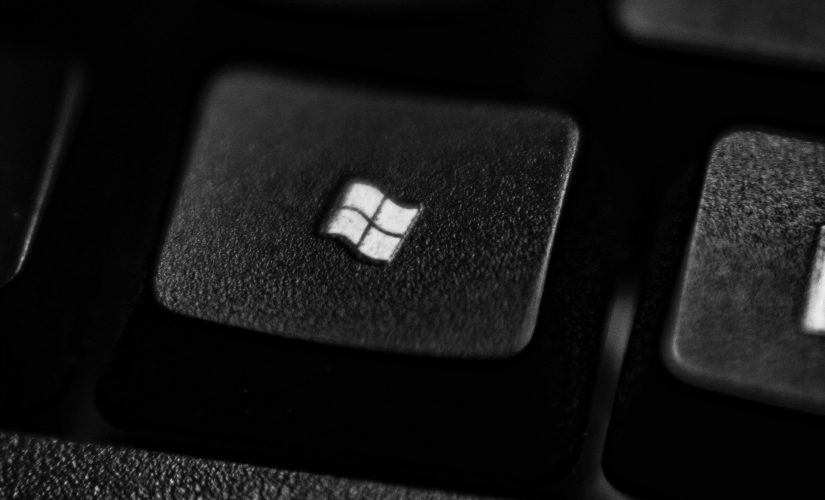 Uma foto da tecla do Windows em um teclado