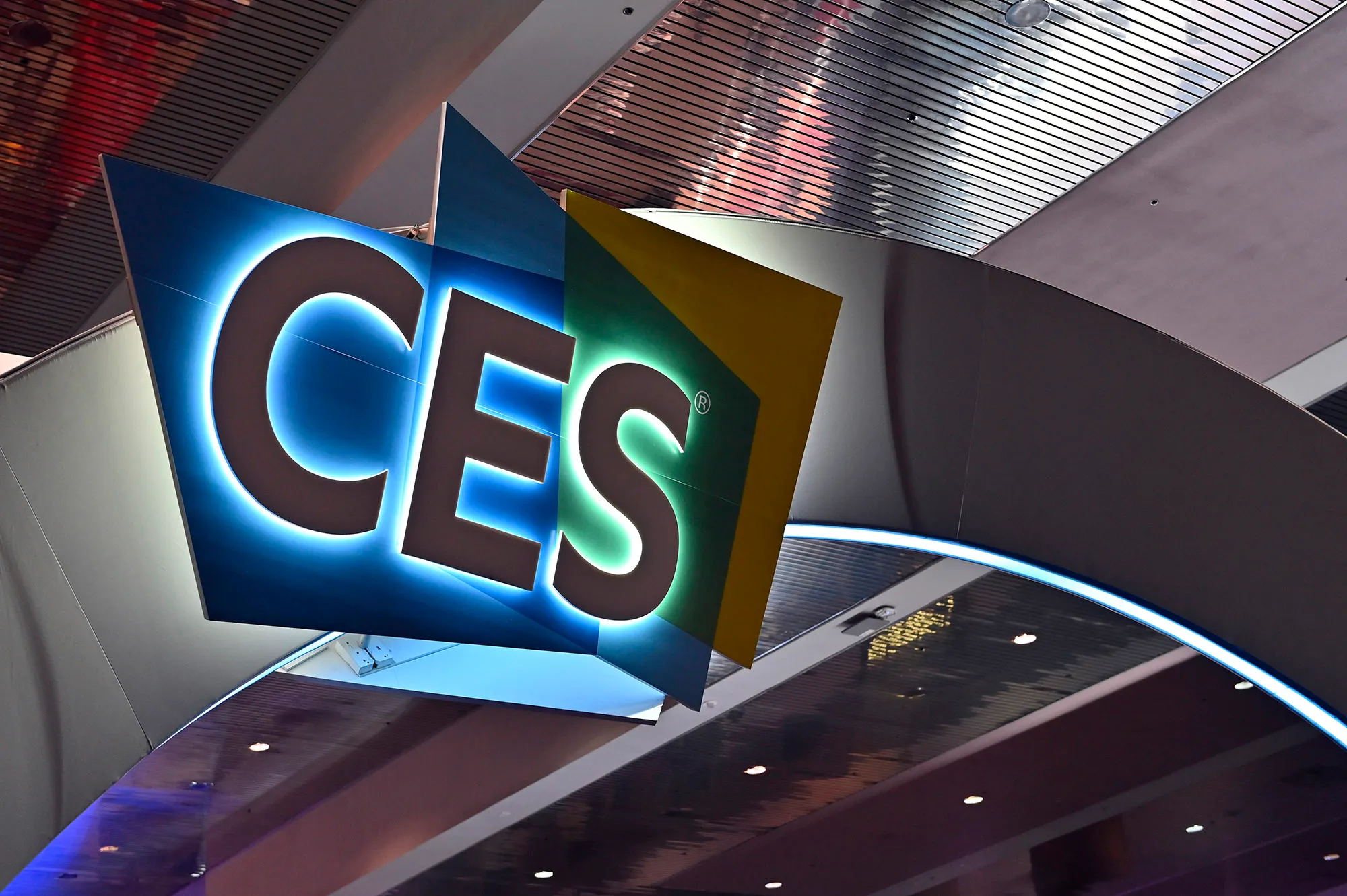Логотип CES на арке в Лас-Вегасе на CES.