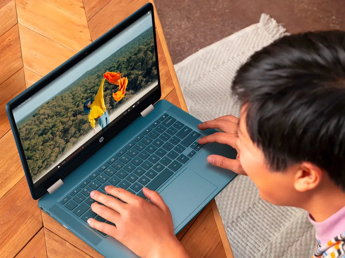 一位大学生与他的HP Chromebook x360互动。