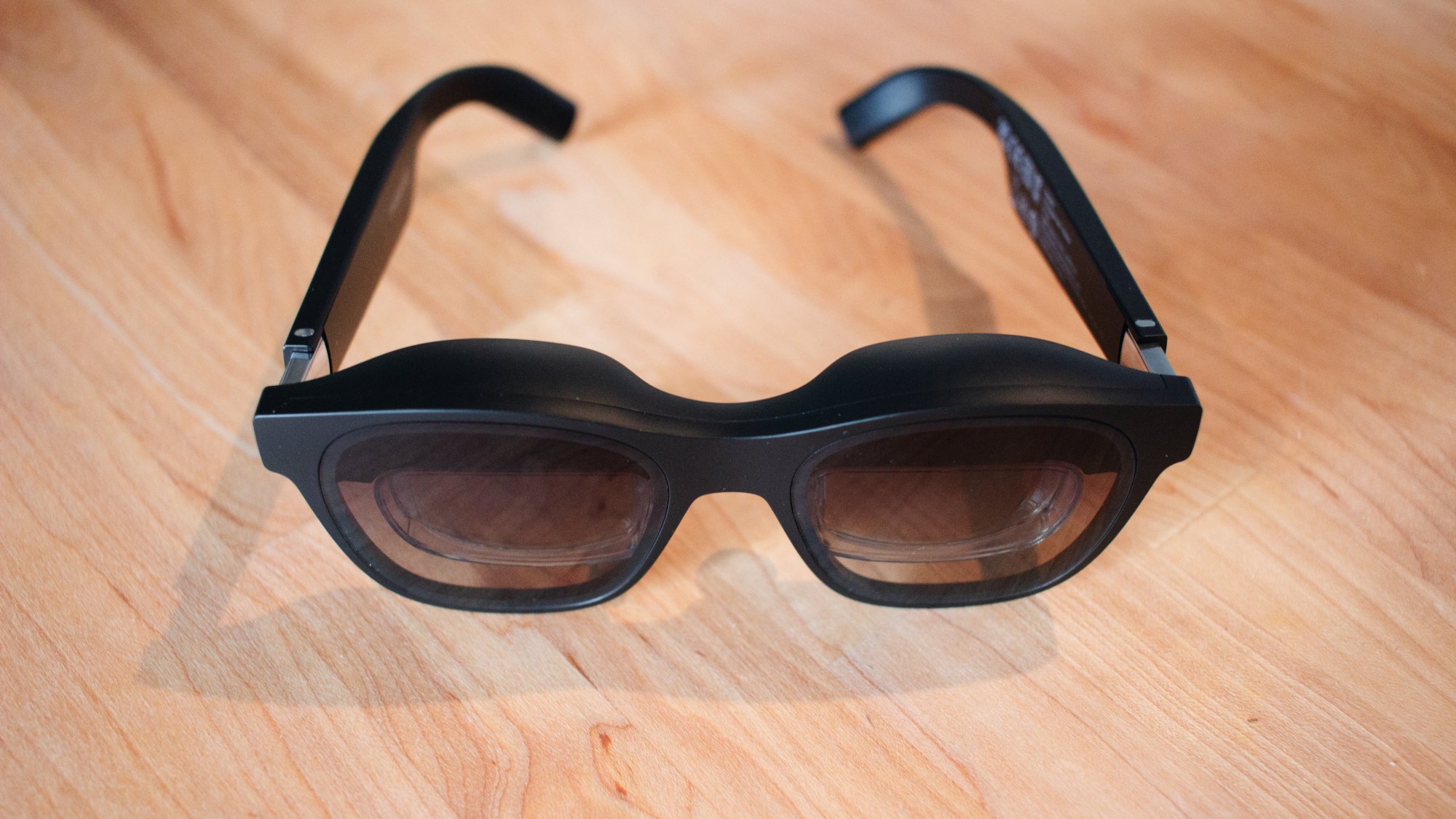 una coppia di occhiali AR con lenti scure e materiale extra per ombreggiare sopra gli occhi