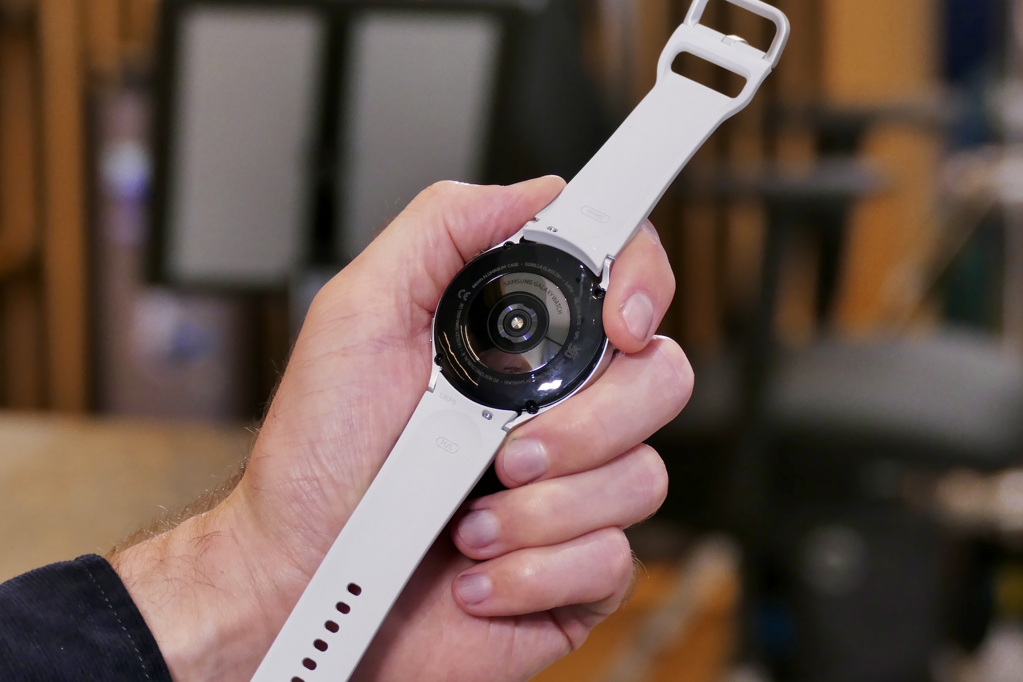 Galaxy Watch 4 em branco visto de trás.