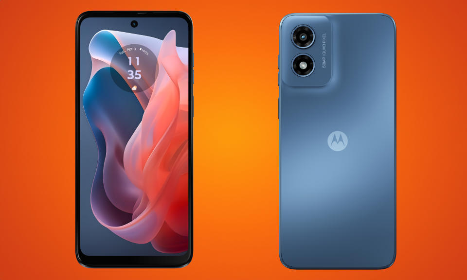 Маркетинговое изображение Moto G Play. Лицевая часть телефона слева, задняя часть телефона справа. Оранжевый градиентный фон.