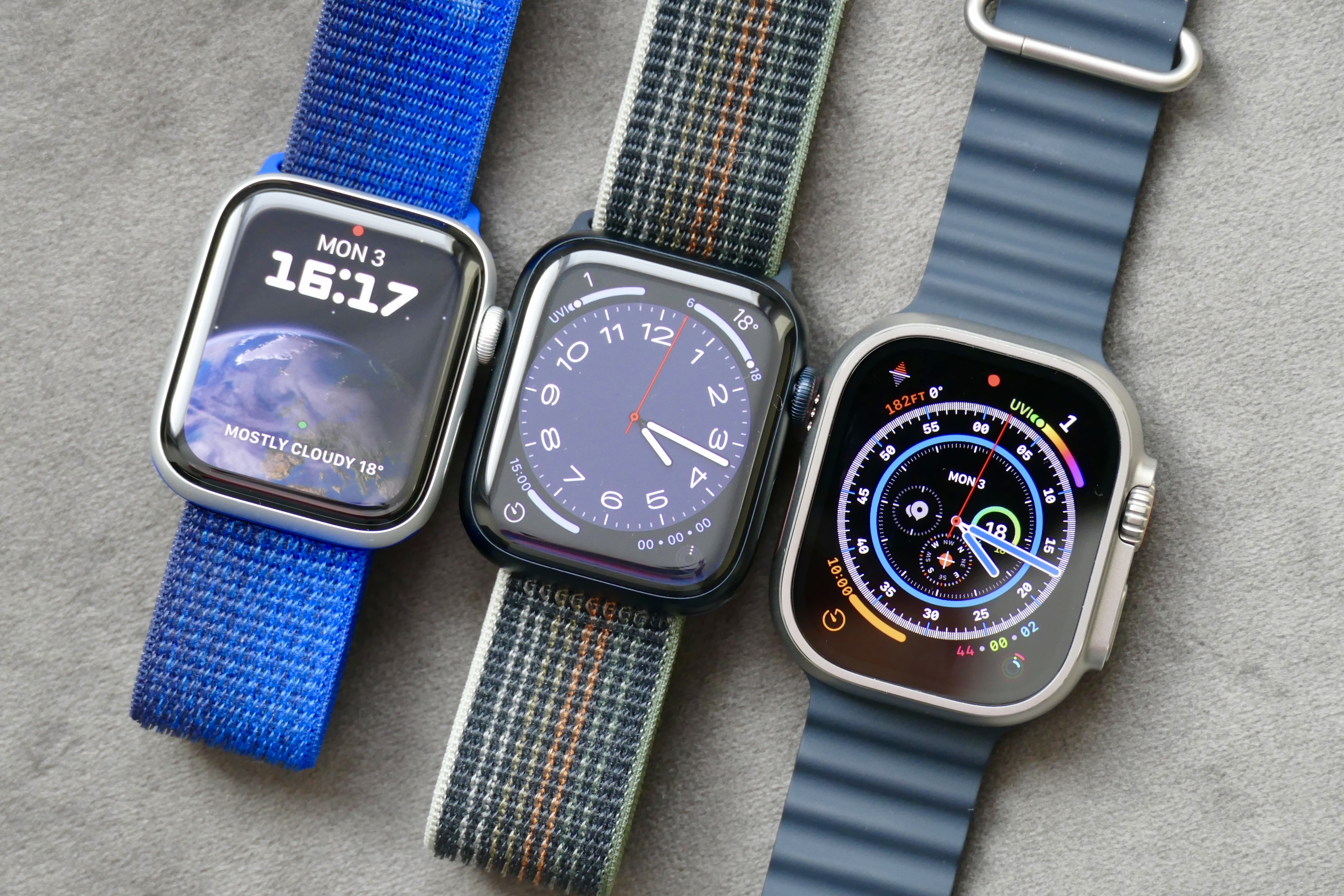 O Apple Watch Ultra com o Apple Watch Series 8 e o Watch SE 2.