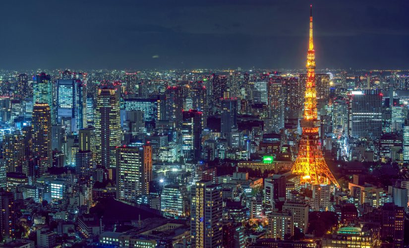 Una vista aerea notturna di Tokyo, Giappone. Illuminata di notte.