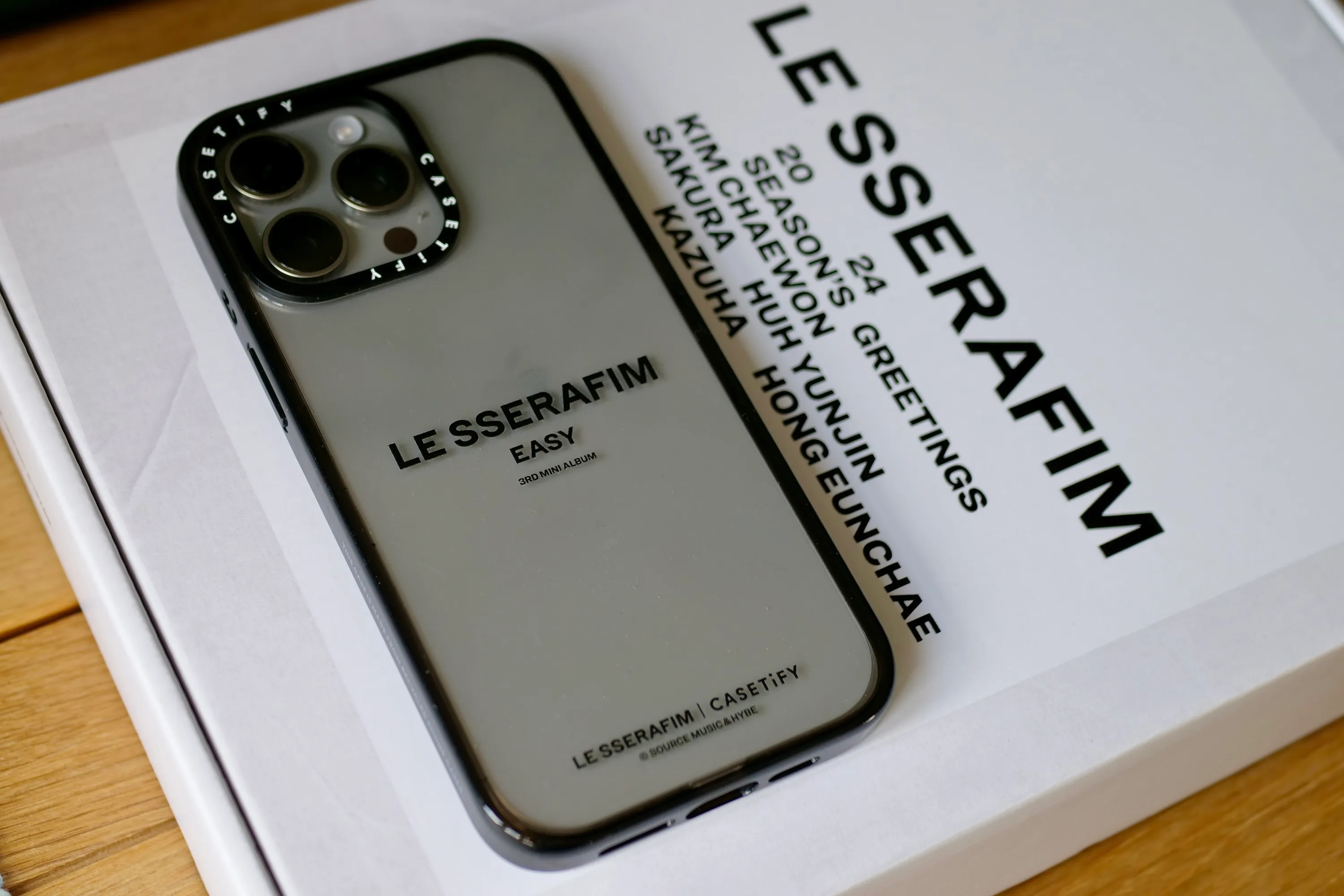 Um iPhone 15 Pro Max com uma capa Casetify x Le Sserafim.