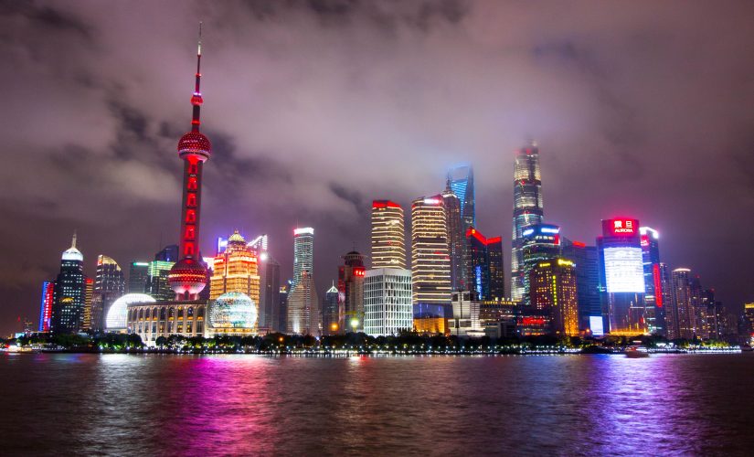 中国科技中心上海的未来主义摩天大楼的夜景
