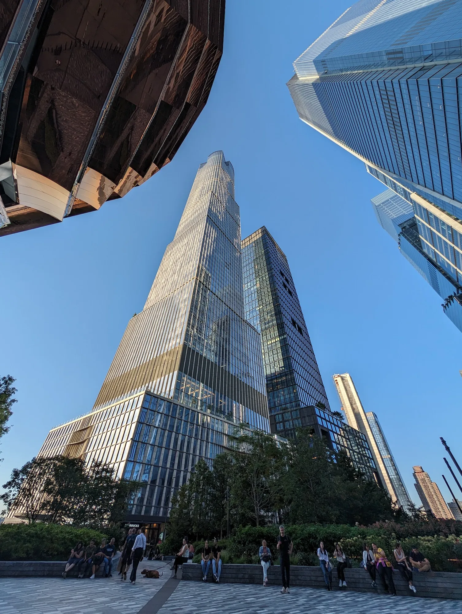 Фото высокого здания в Нью-Йорке, сделанное с помощью Google Pixel 8 Pro.
