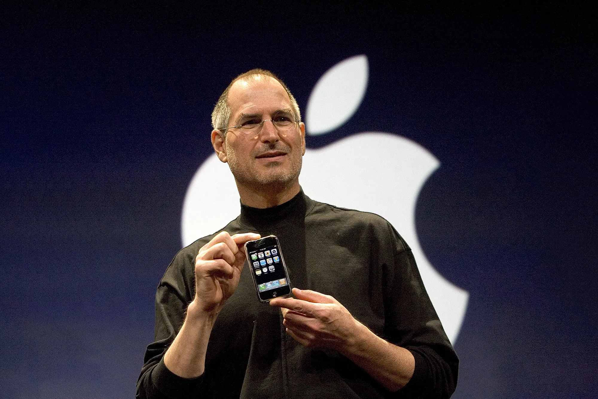 Steve Jobs presenta il primo iPhone al MacWorld il 9 gennaio 2007.