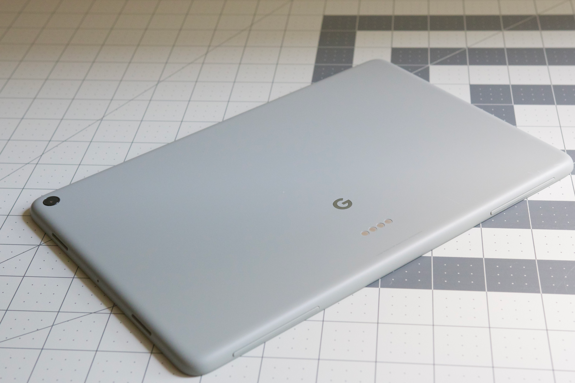 O Google Pixel Tablet em uma mesa, mostrando suas costas